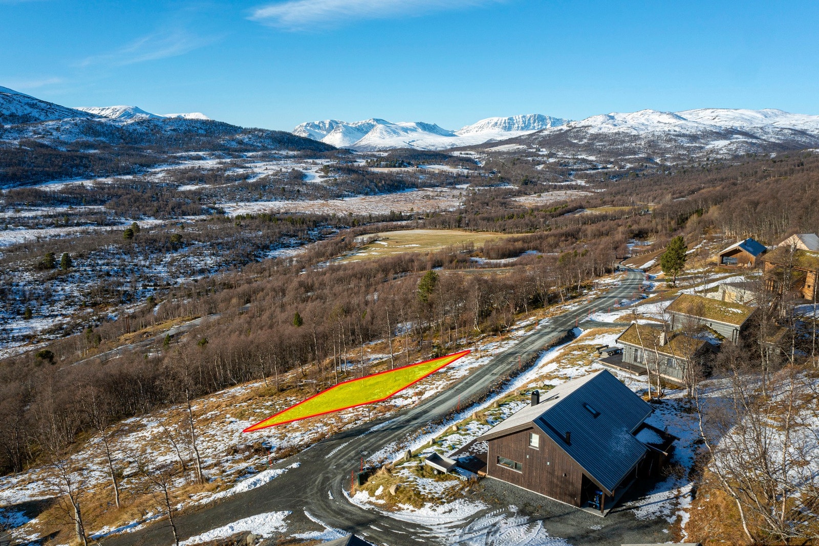 En flott tomt med fantastiske sol og utsikstforhold. Turområder i området. Galleribilde