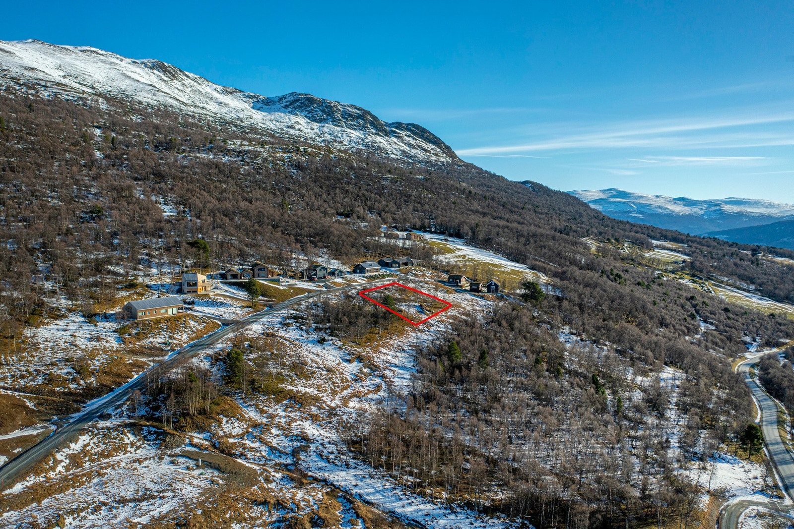 Natur-omringet tomt. Galleribilde