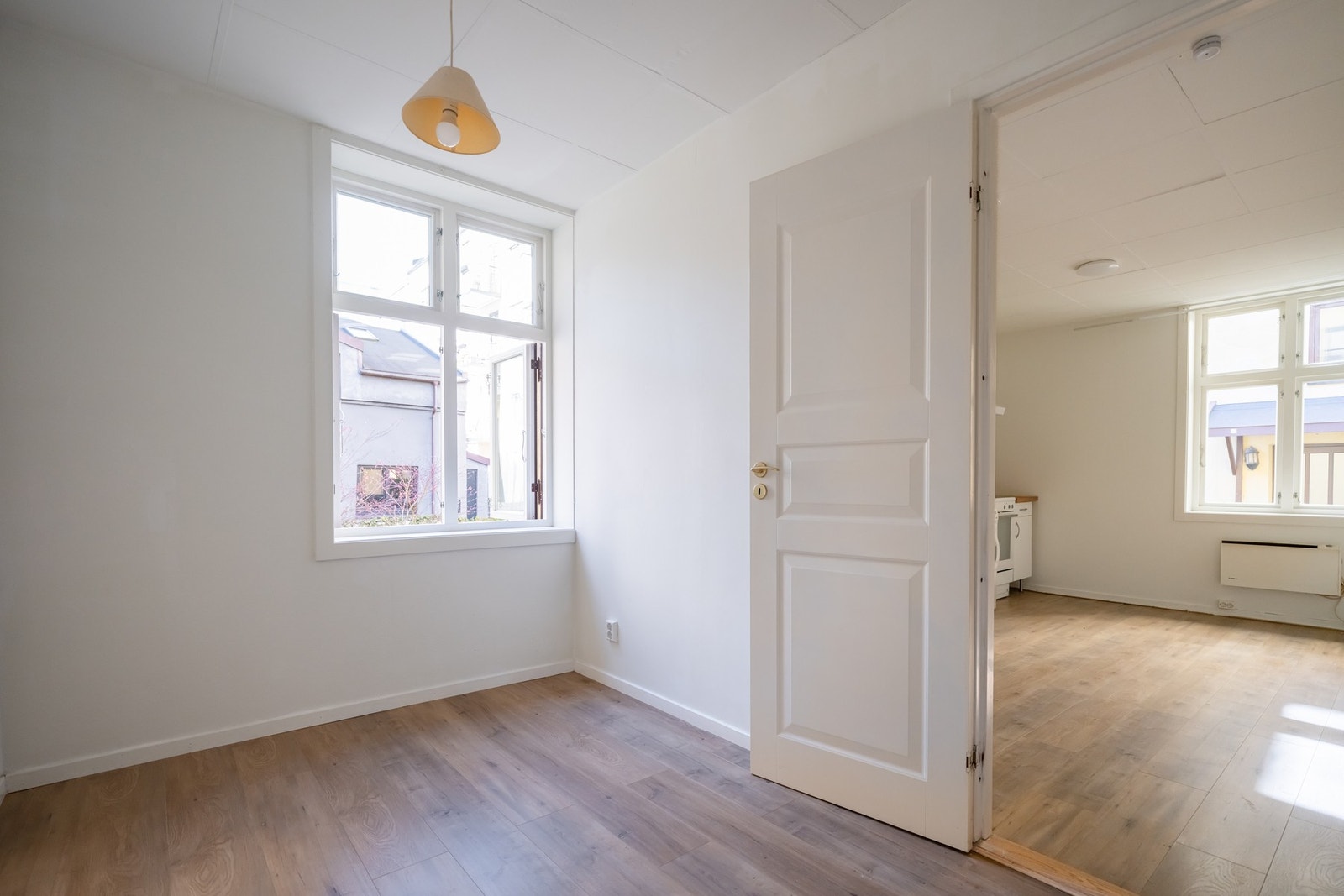 Soverom 1 har plass til dobbeltseng og nattbord. Galleribilde