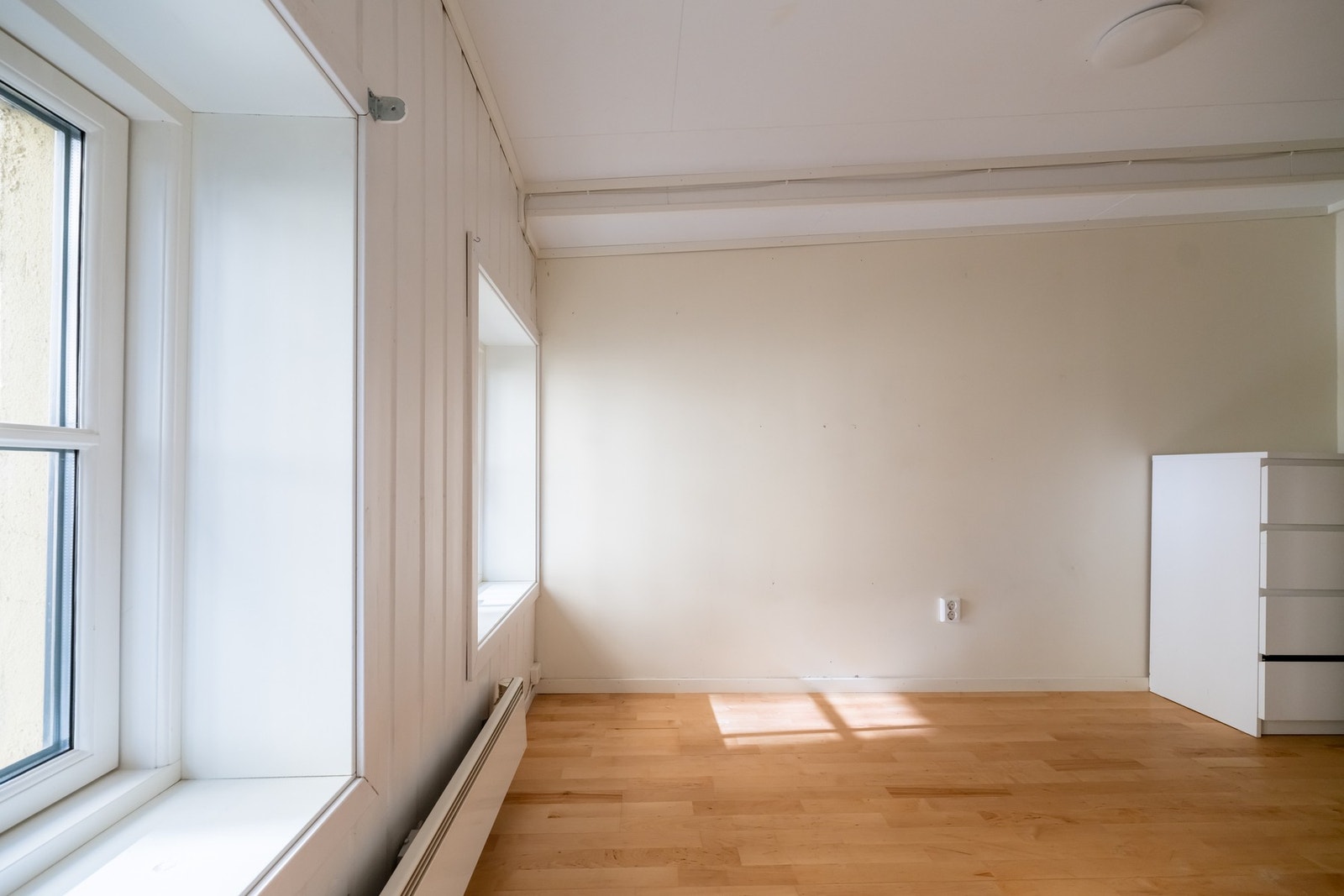 Store vindusflater med dype karmer gir godt med lysinnslipp. Galleribilde