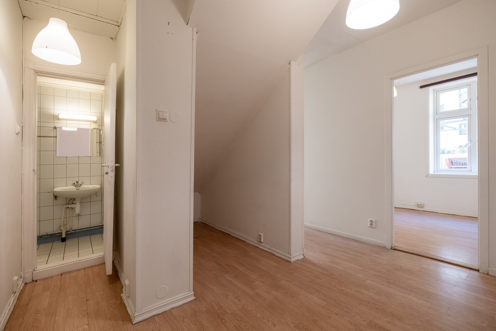 Boligen fremstår som et oppussingsobjekt og gir gode muligheter for å sette sitt eget preg. Galleribilde