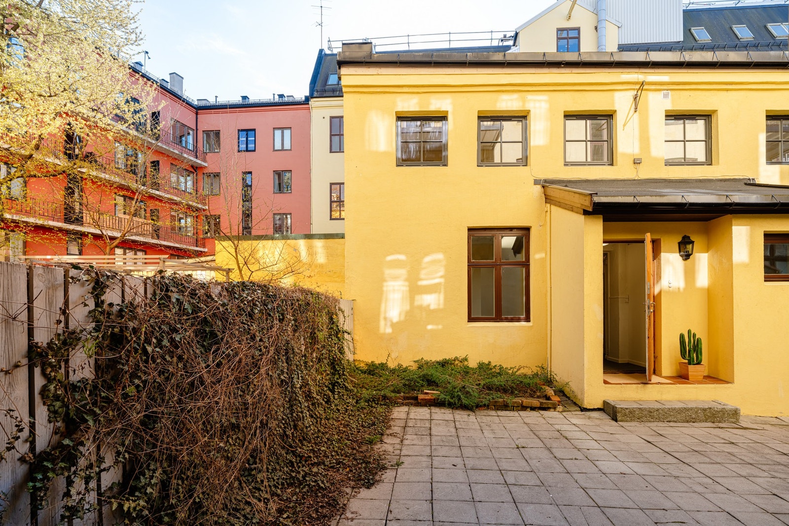 Flott beliggenhet i indre gård som gir en fin kombinasjon av byliv og privatliv. Galleribilde