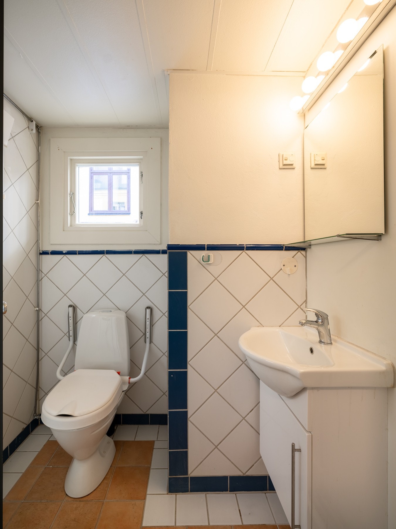 Badet har adkomst fra mellomgang. Flislagt med varme i gulv Galleribilde