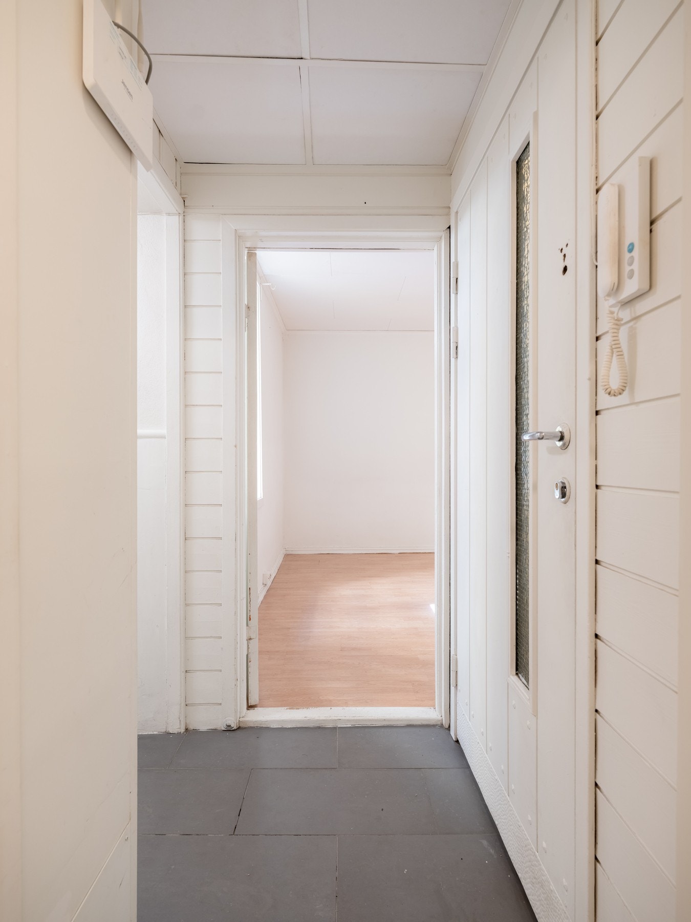 Entréen har videre tilgang til trappen samt rommene i 1. etasjen. Galleribilde