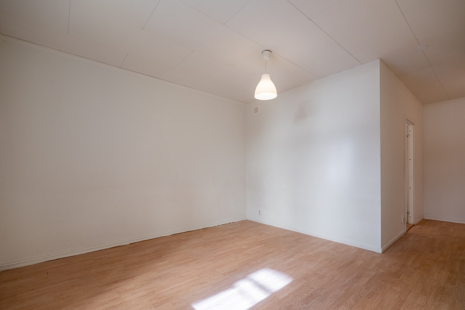 God plass til sofa, salongbord og mediemøblement. Galleribilde