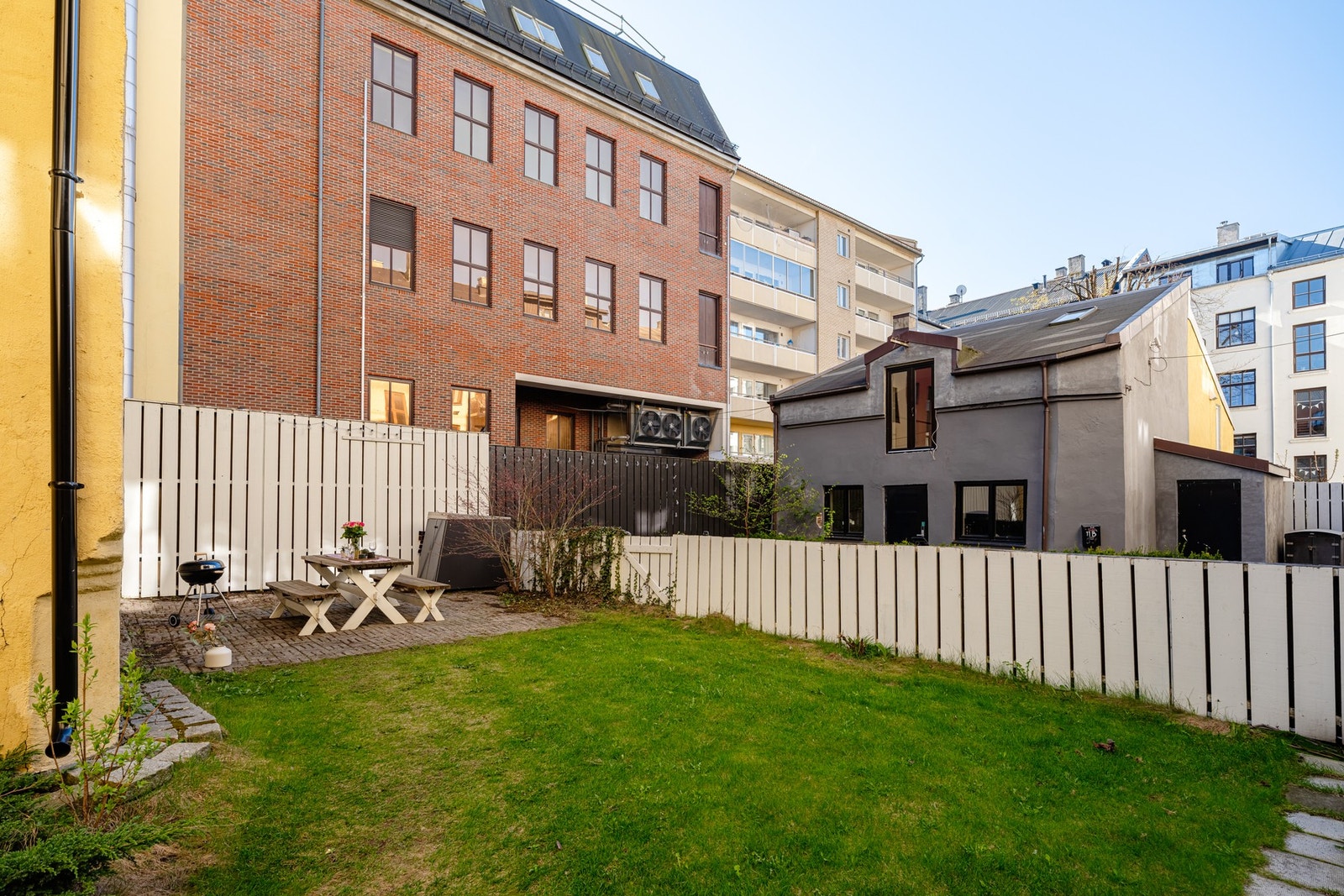 Like utenfor døren har sameiet et pent opparbeidet fellesområde med beplantning og sittegrupper. Galleribilde