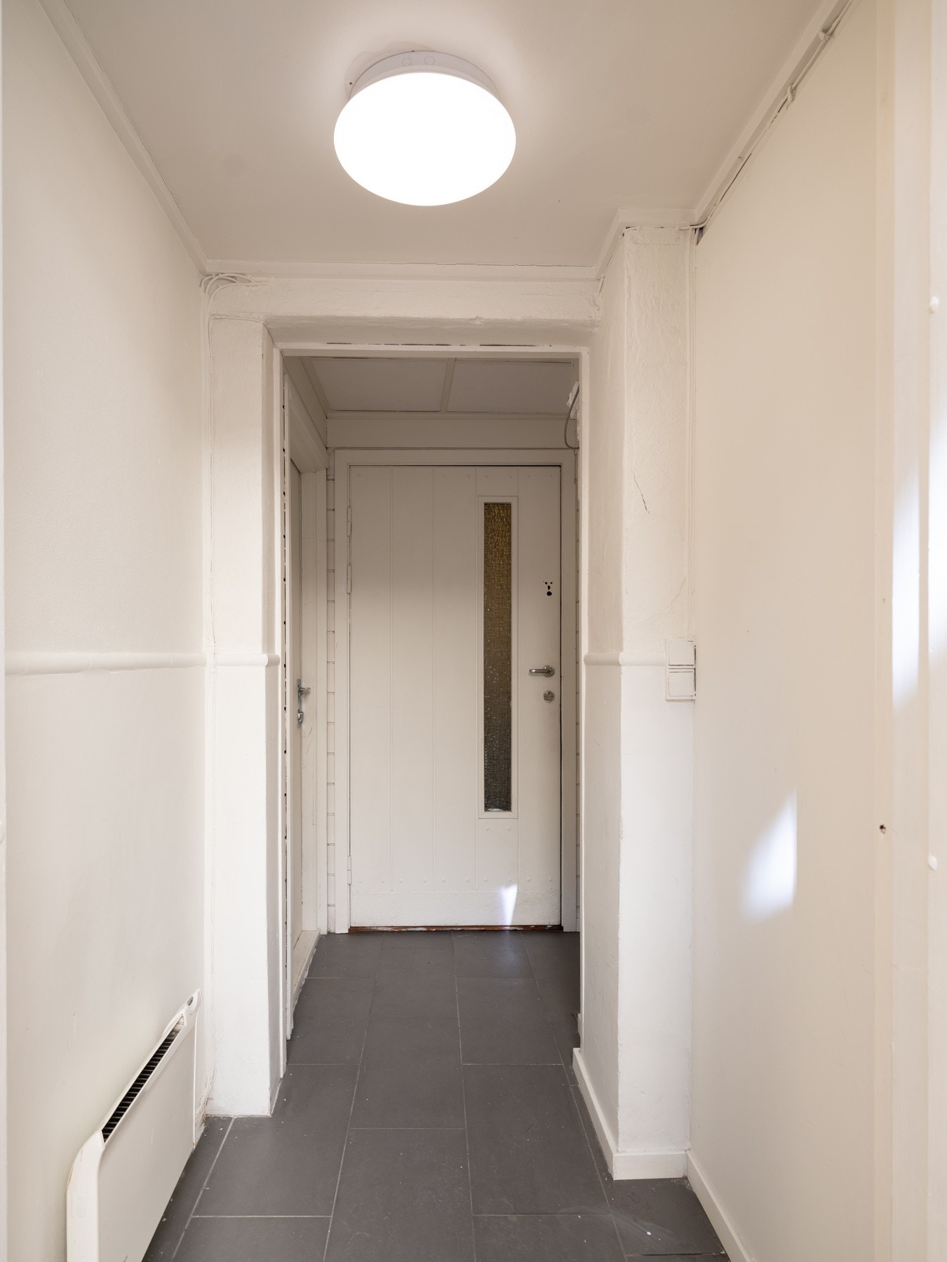 Lys entré med laminat på gulv. Galleribilde