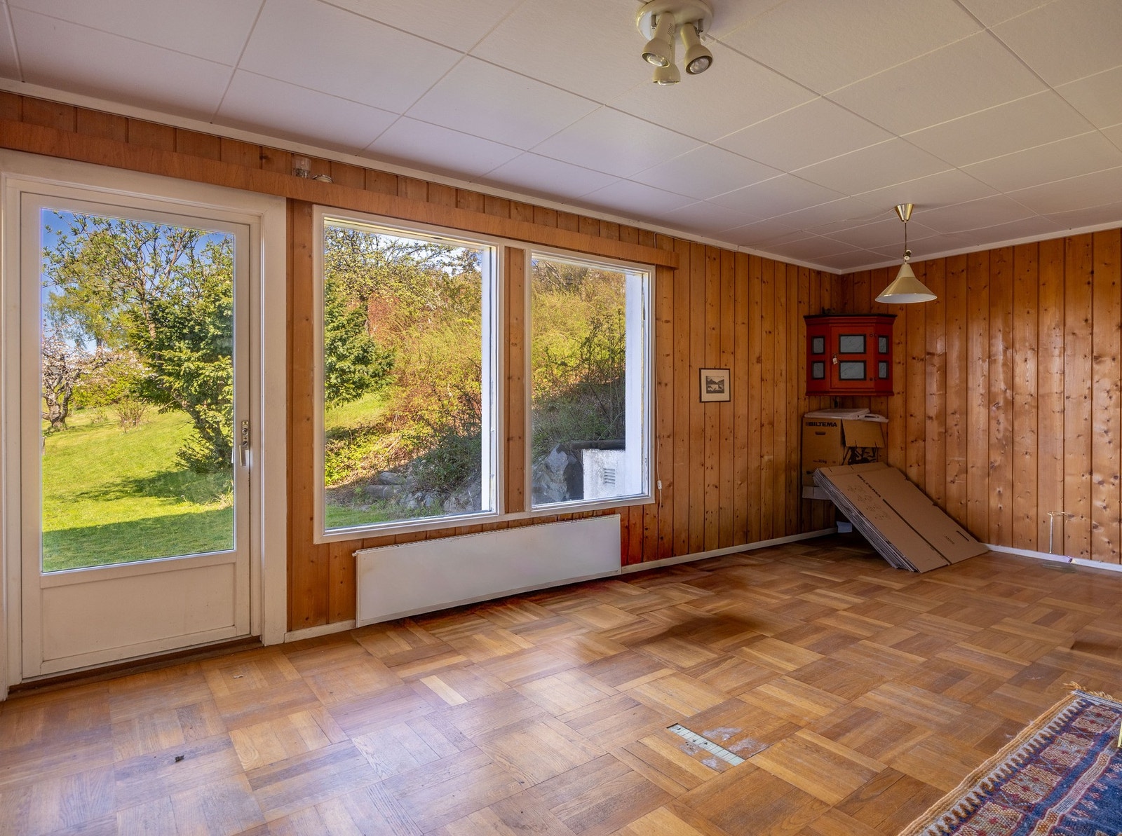 Kjellerstuen er romslig og har direkte utgang til hage. Galleribilde