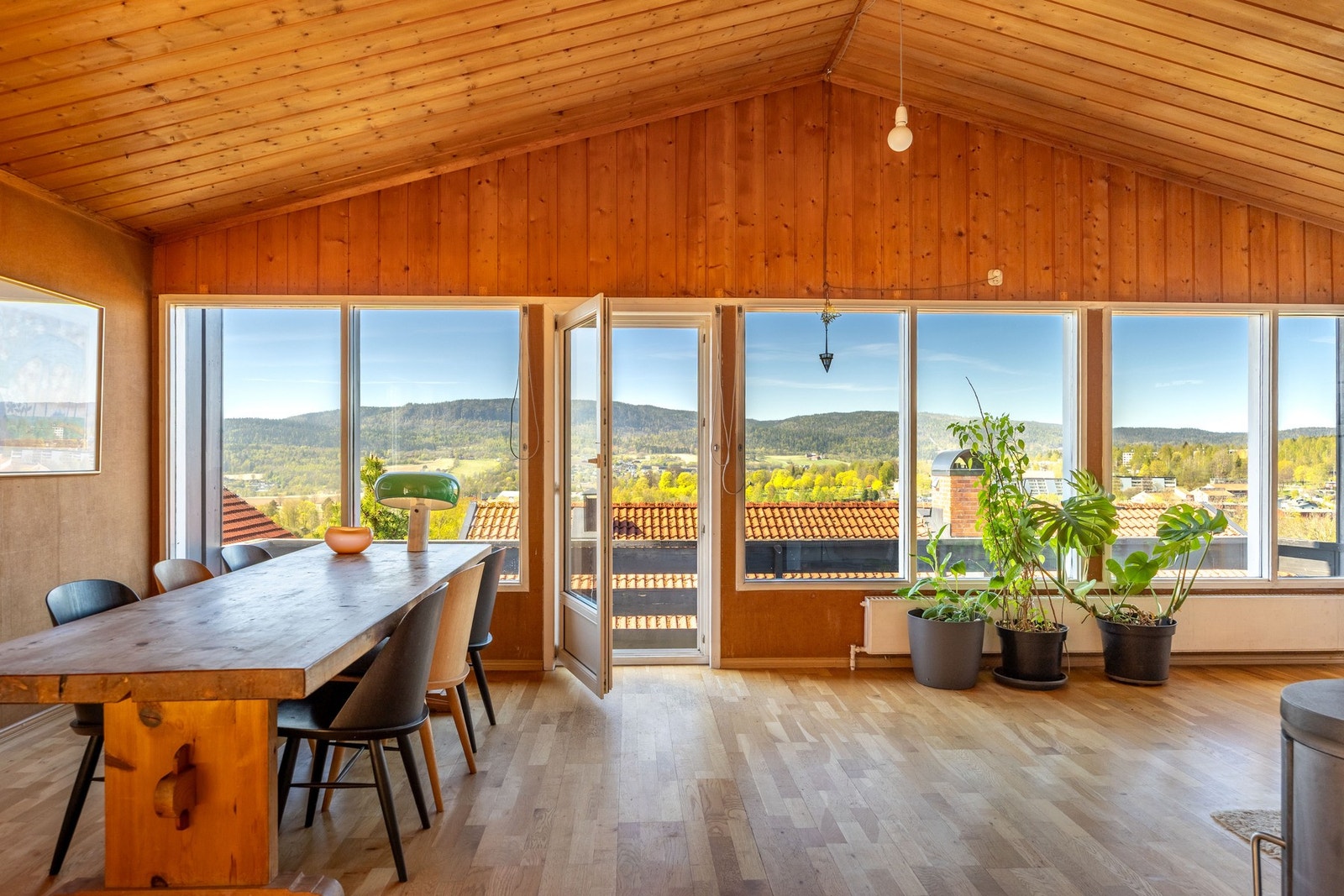 Store vindusflater slipper inn rikelig med naturlig lys. Galleribilde