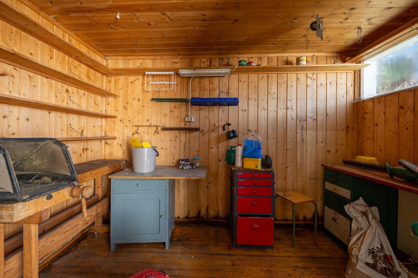 Det er rikelig med oppbevaringsplass i boligen i flere boder. Galleribilde