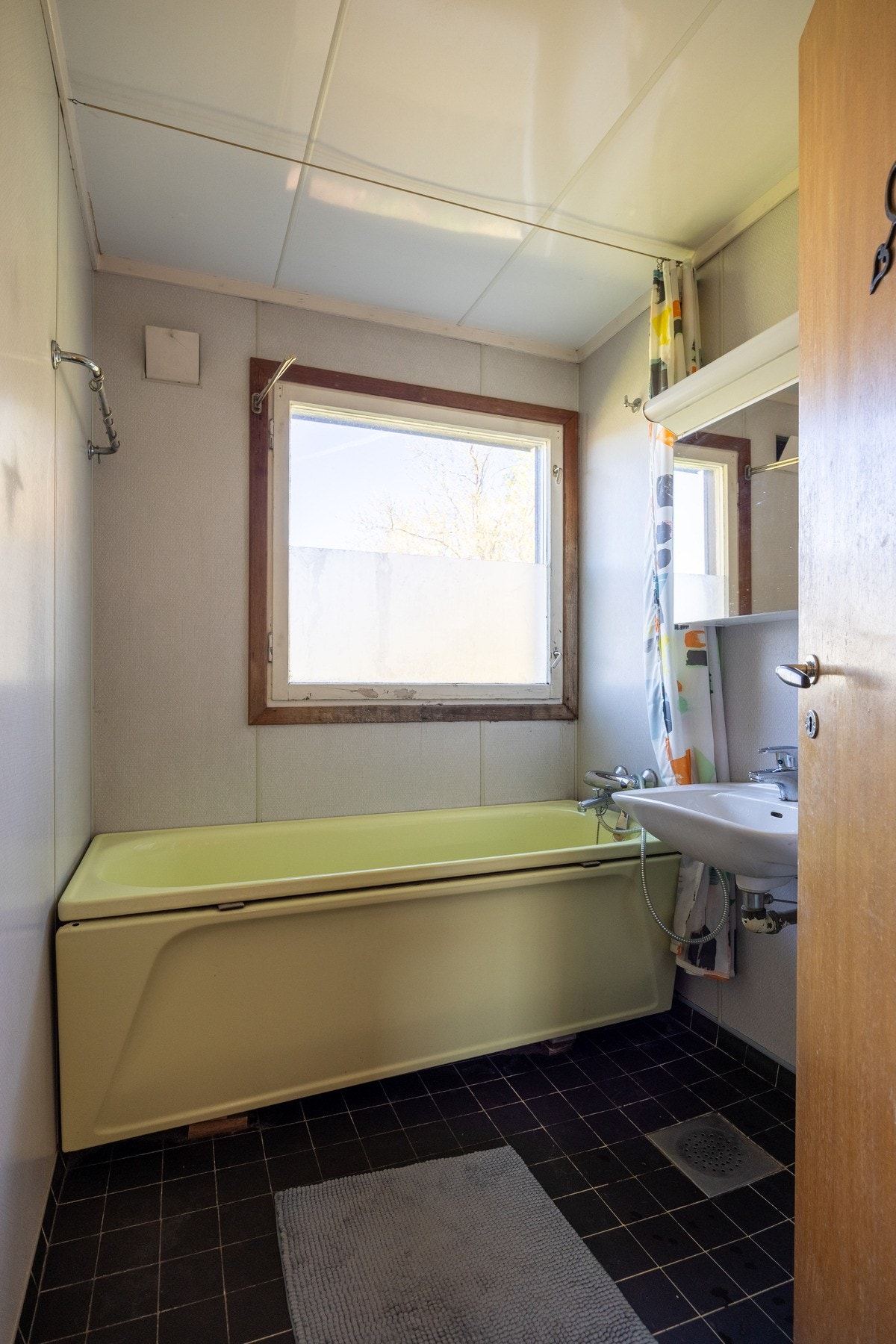 Eldre bad med behov for renovering. Galleribilde