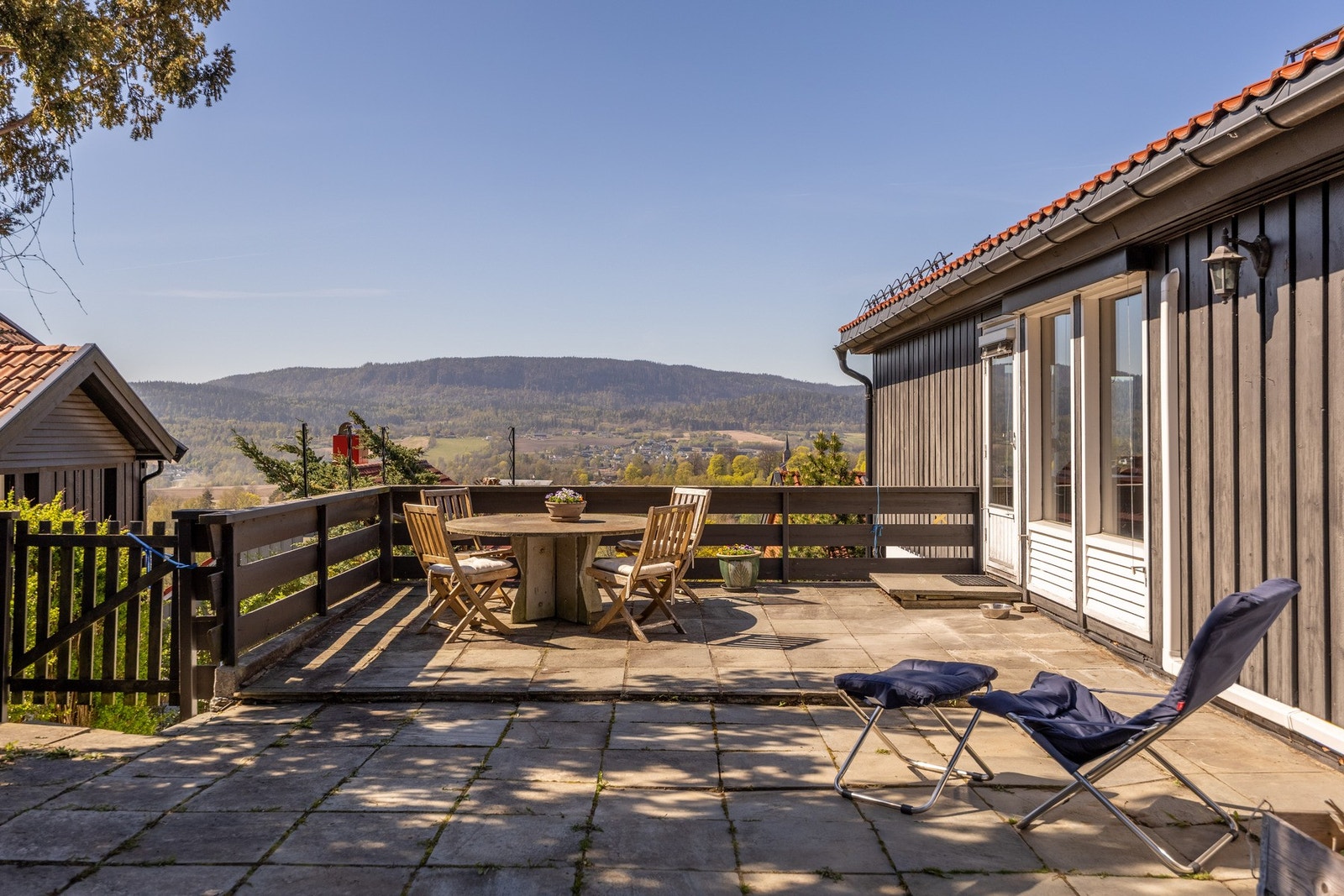 Fra stue og kjøkken er det utgang til en stor terrasse. Galleribilde