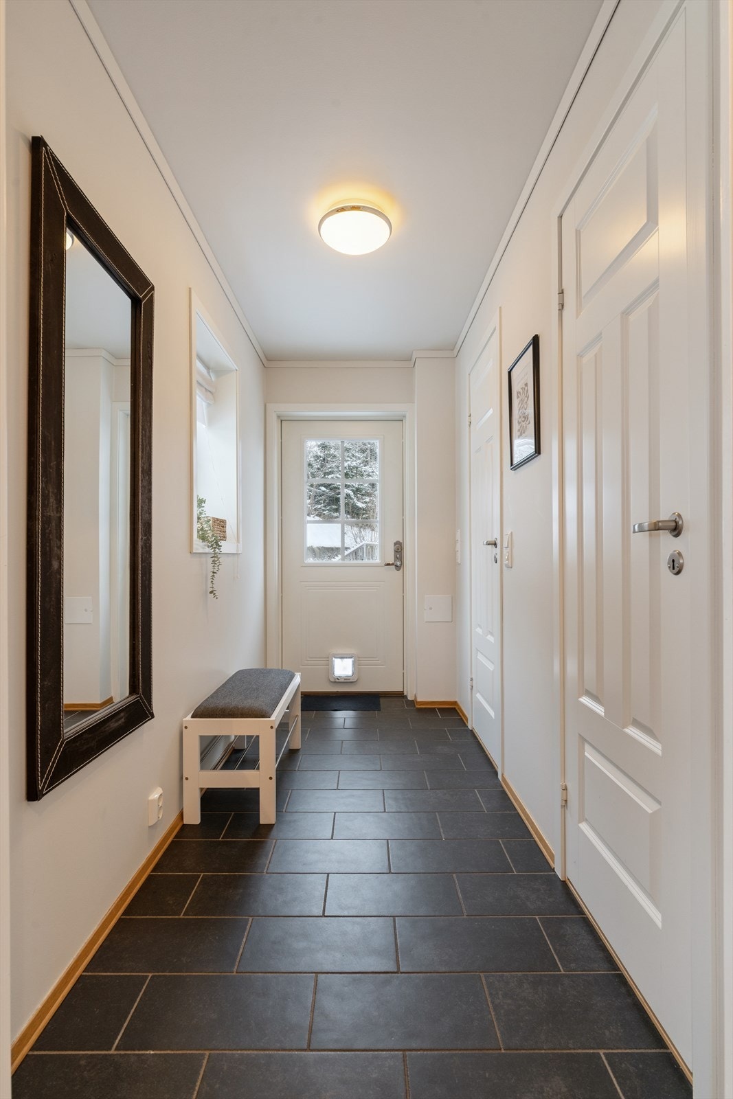 Flislagt entrégulv med varmekabler. Walk-in garderobe. Galleribilde