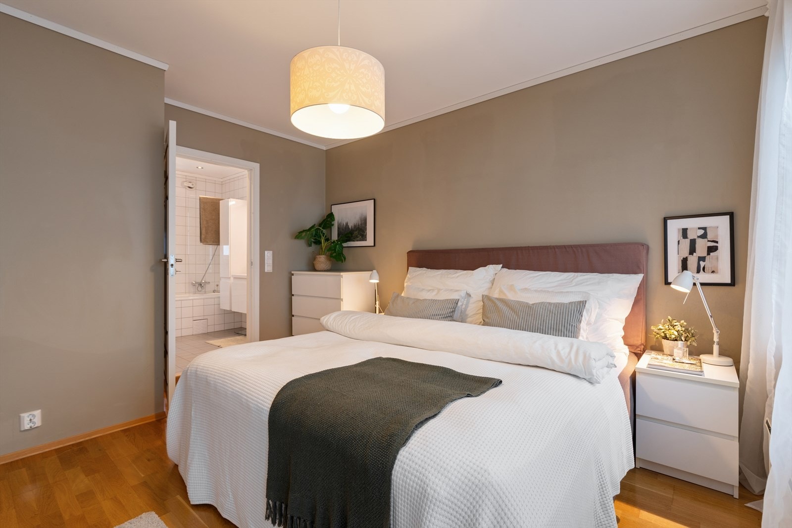 En suite hovedsoverom. Galleribilde