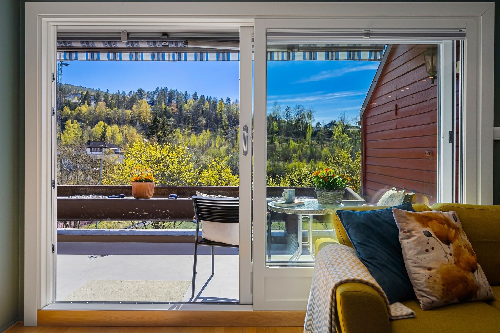 Fra stuen er det utgang til en herlig sydvestvendt terrasse på 12 kvm hvor solen kan nytes Galleribilde