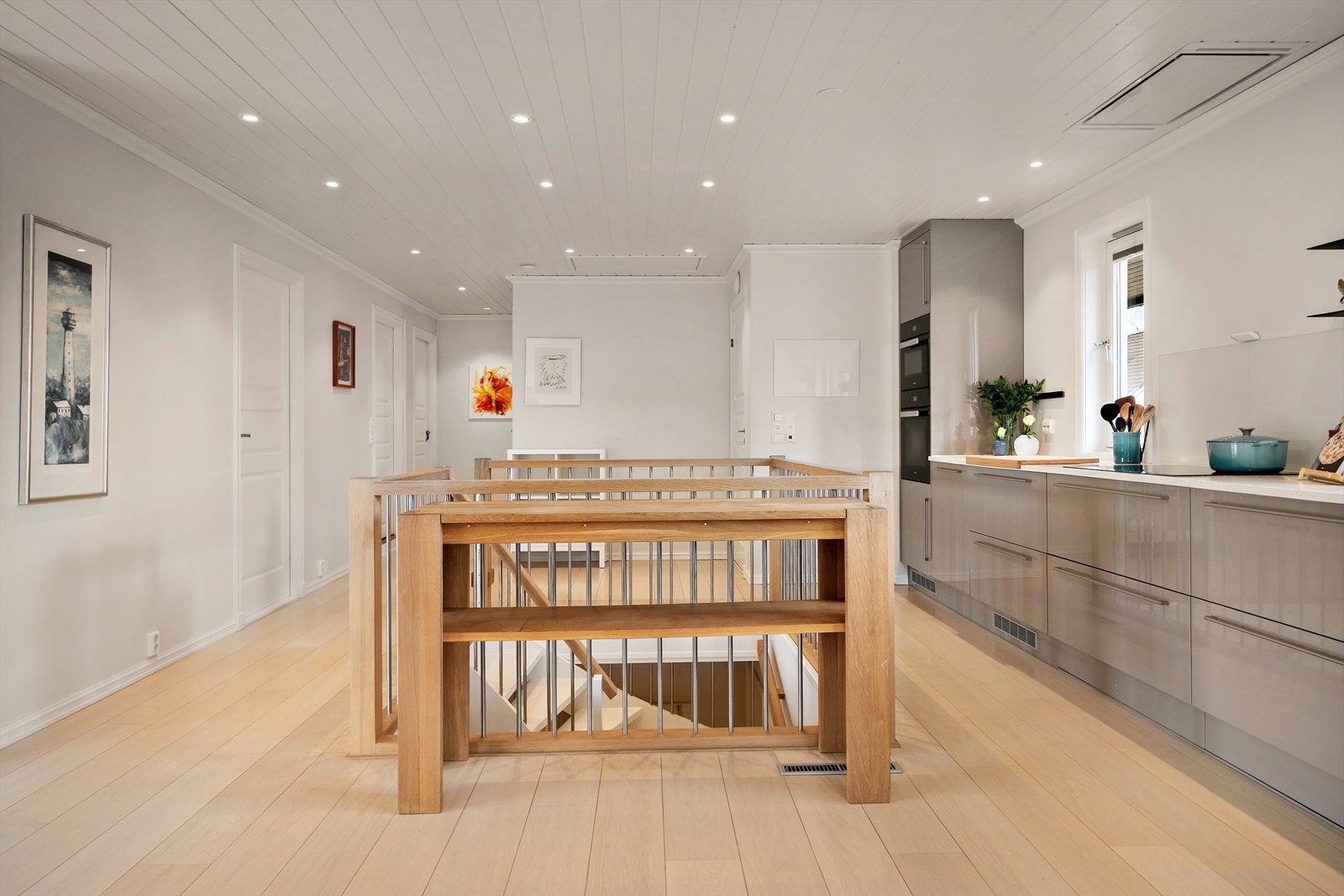 God plass til trancherbord etc. Downlights kan styres med fjernkontroll med ulike soneinndelinger Galleribilde