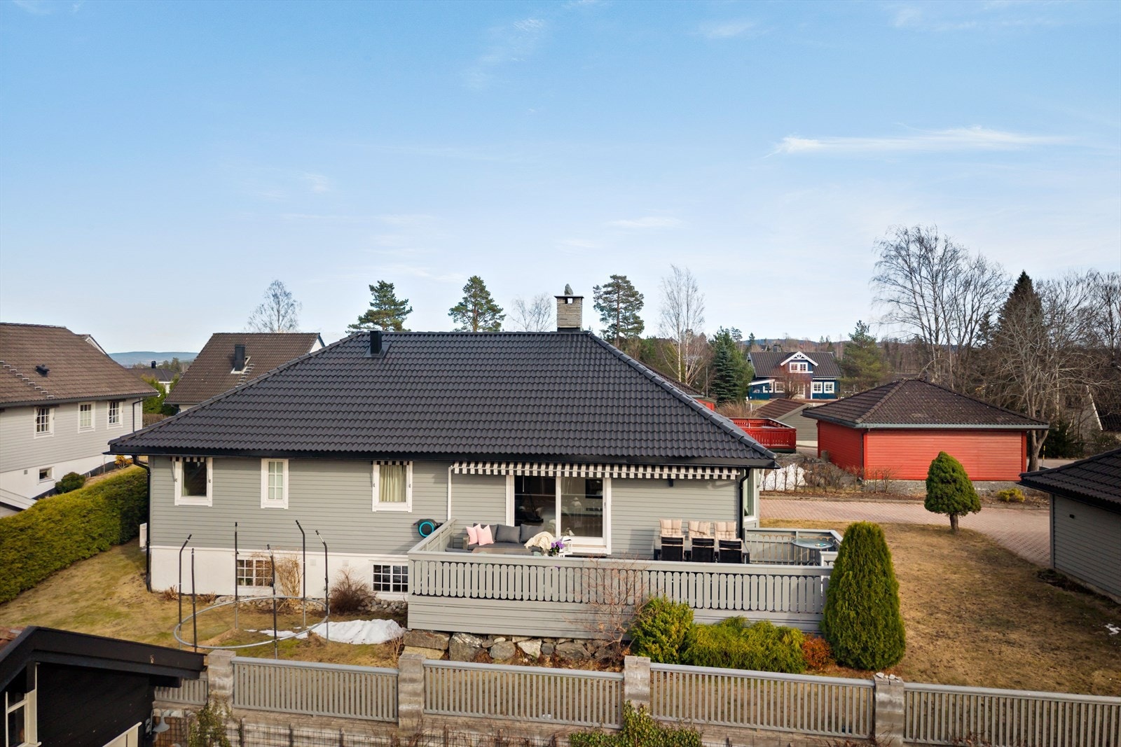 Terrassen måler ca. 40 kvm og har markise, rekkverk med port ned til hagen samt god plass til sittegrupper i sola. Galleribilde