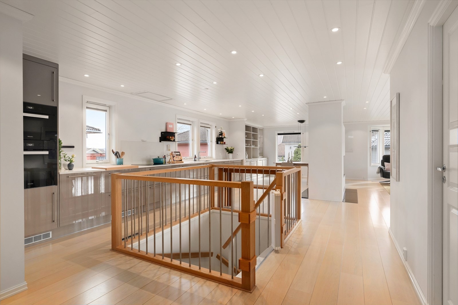 Langs den ene veggen er det montert et moderne kjøkken med gode kvaliteter. Galleribilde