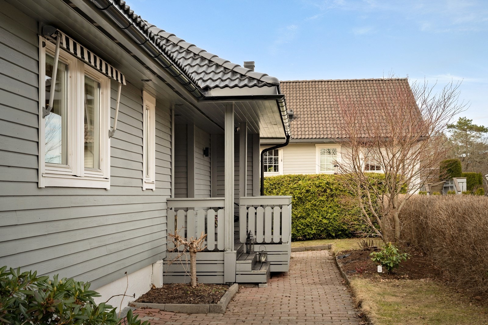 Inngangsparti med overbygg. Morgenkaffen kan nytes her. Perfekt sted også for barnevognen. Galleribilde