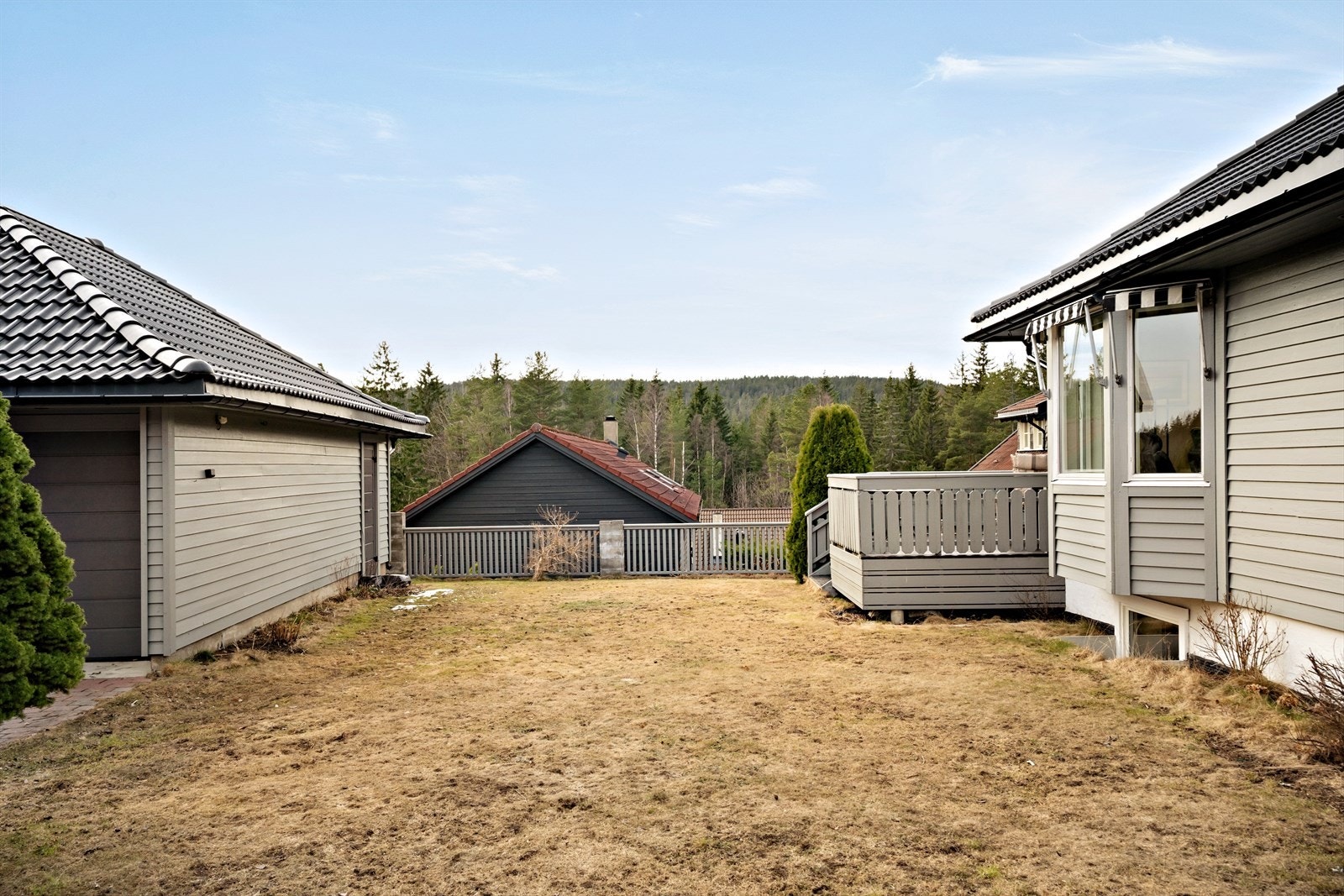 I tillegg er det god plass til aktiviteter for store og små. Grensekabel til robotklipper medfølger. Galleribilde