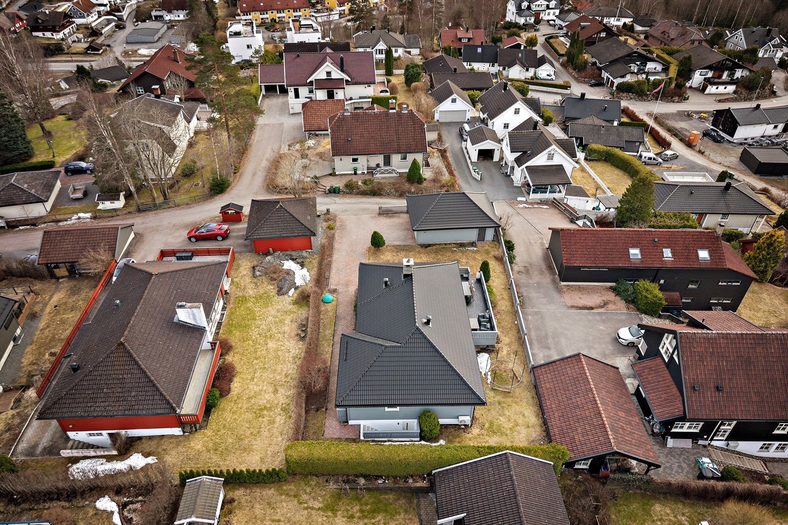 Her bor man i et etablert og trygt nabolag med eneboligbebyggelse og lite trafikk, noe som gir gode rammer for hverdagen og en god oppvekst. Galleribilde