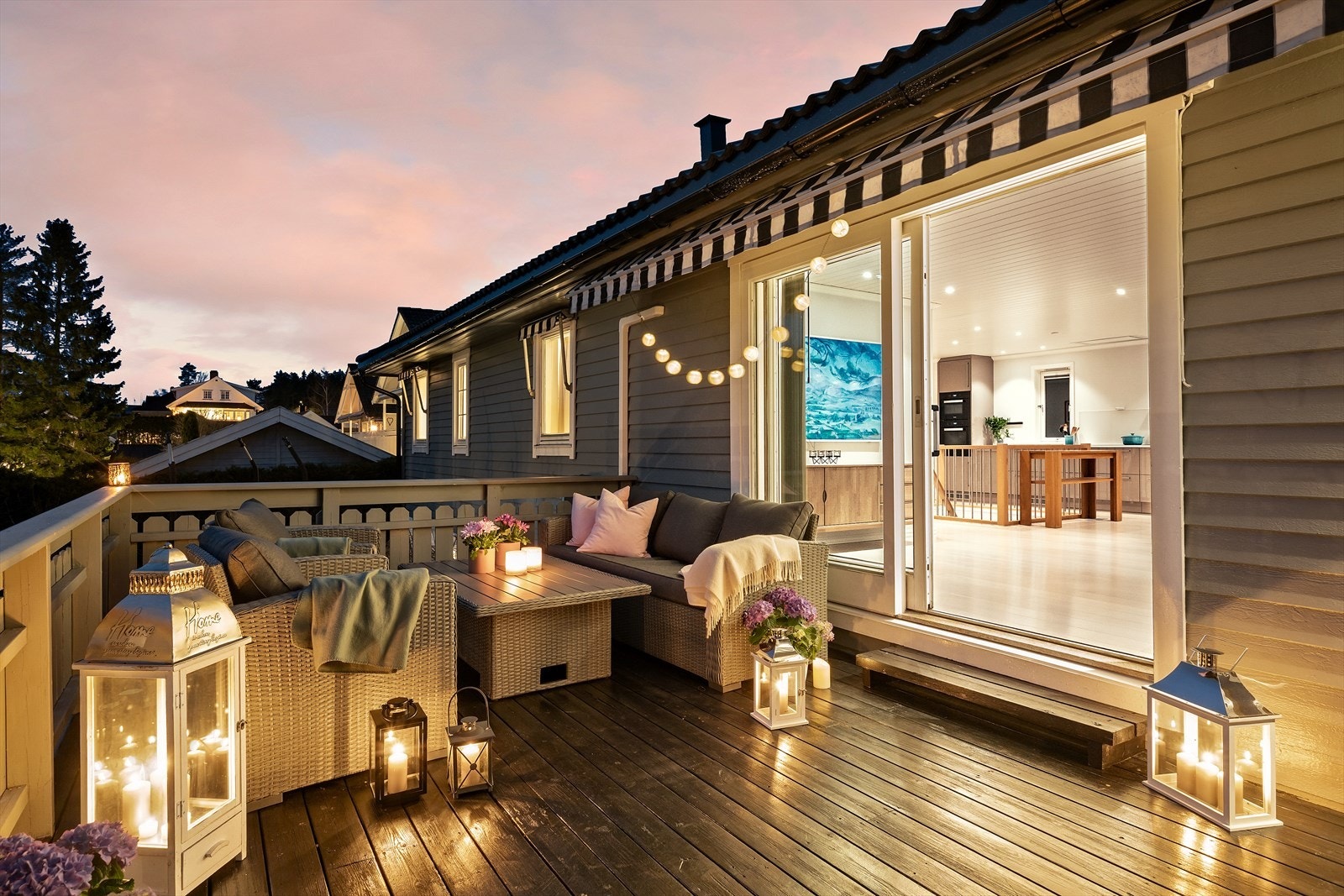 Skyvedør i glass ut mot terrassen, noe som knytter inne -og uterommet fint sammen. Galleribilde
