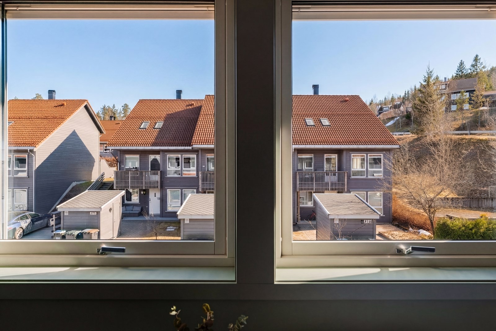 Utsyn over et rolig og etablert nabolag og soverommet har utvendig solskjerming. Galleribilde