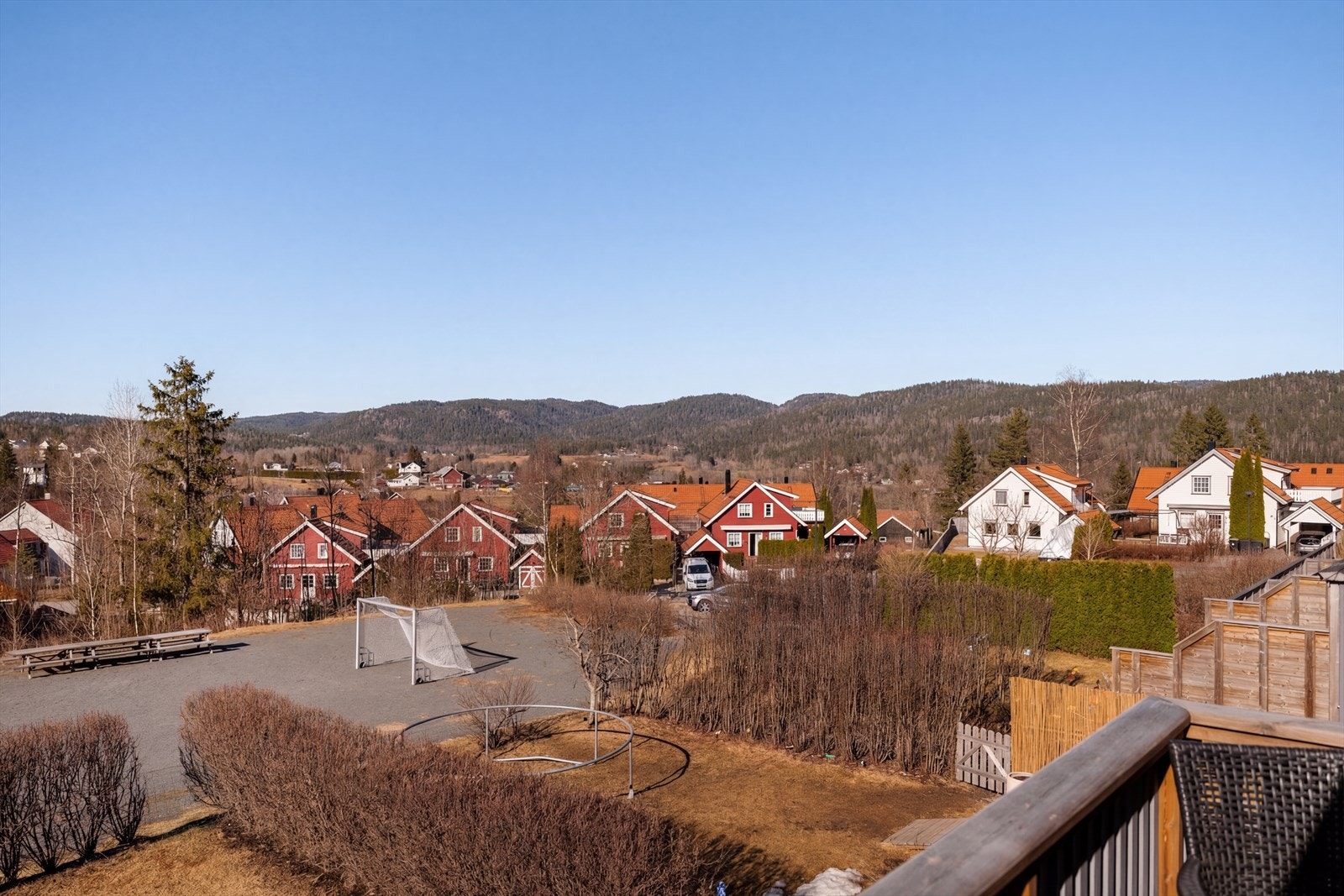 Boligen ligger høyt og fritt til med umiddelbar nærhet til flotte turmuligheter i Bærumsmarka. Galleribilde