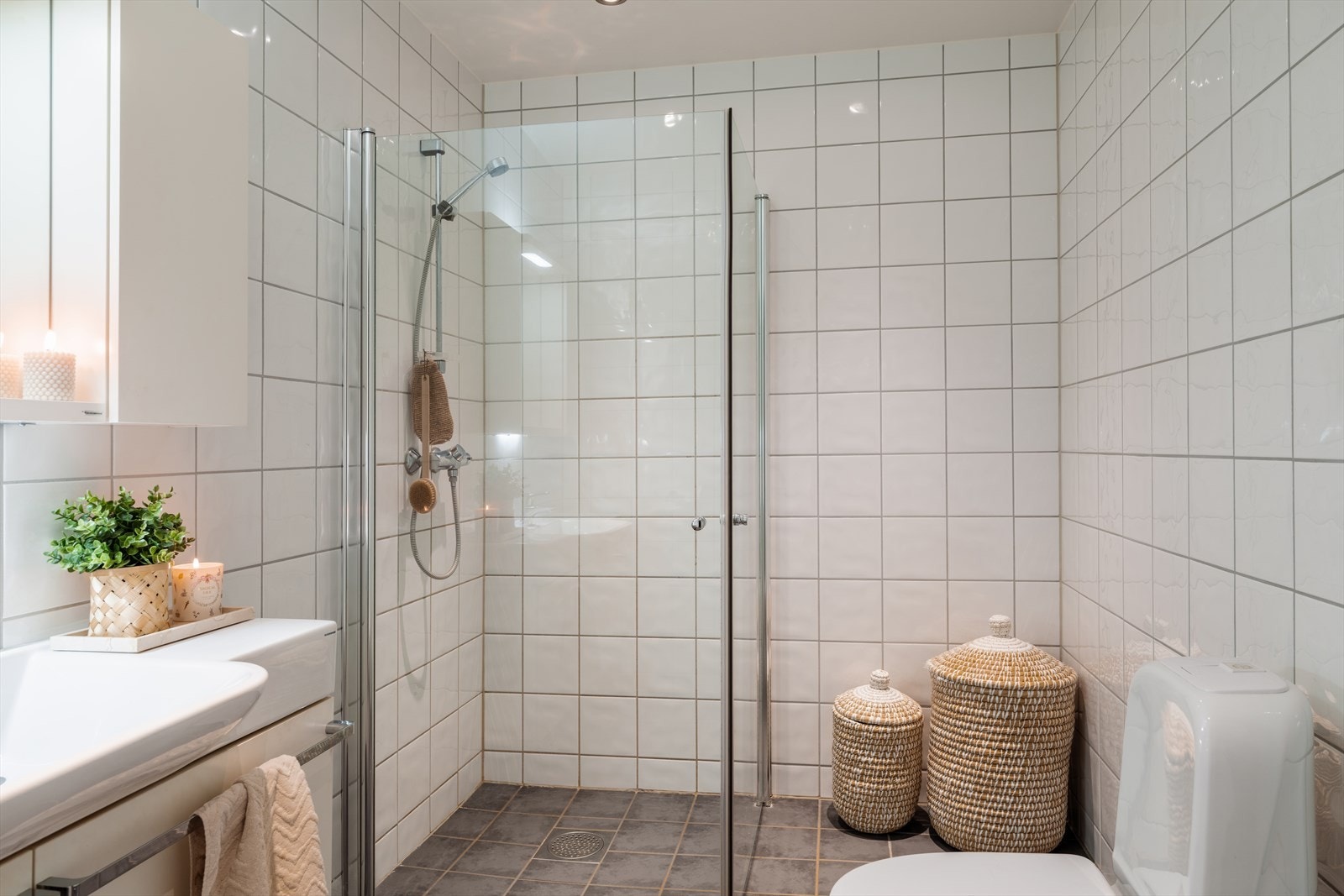 Det er varmekabler i gulvene og downlights i himlingen. Galleribilde