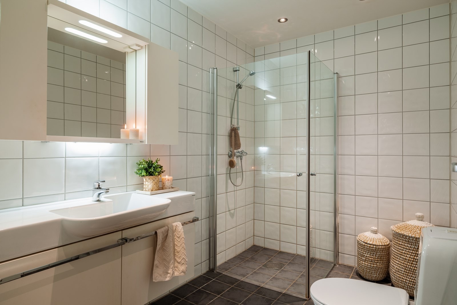 Badet i andre etasje er fra byggeåret 2012, med flislagt gulv og vegger, og dusjhjørne. Galleribilde