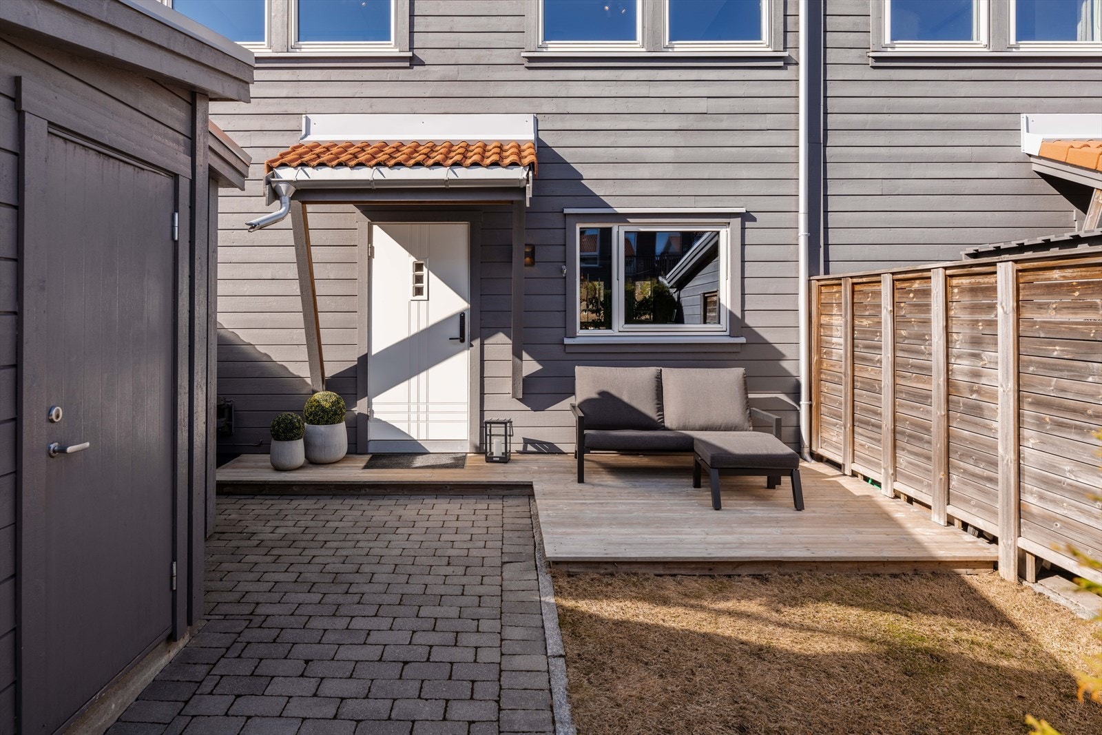 Boligen har et svært hyggelig inngangsparti med en flott og skjermet uteplass med morgensol, her er det plass til en koselig sittegruppe. Galleribilde
