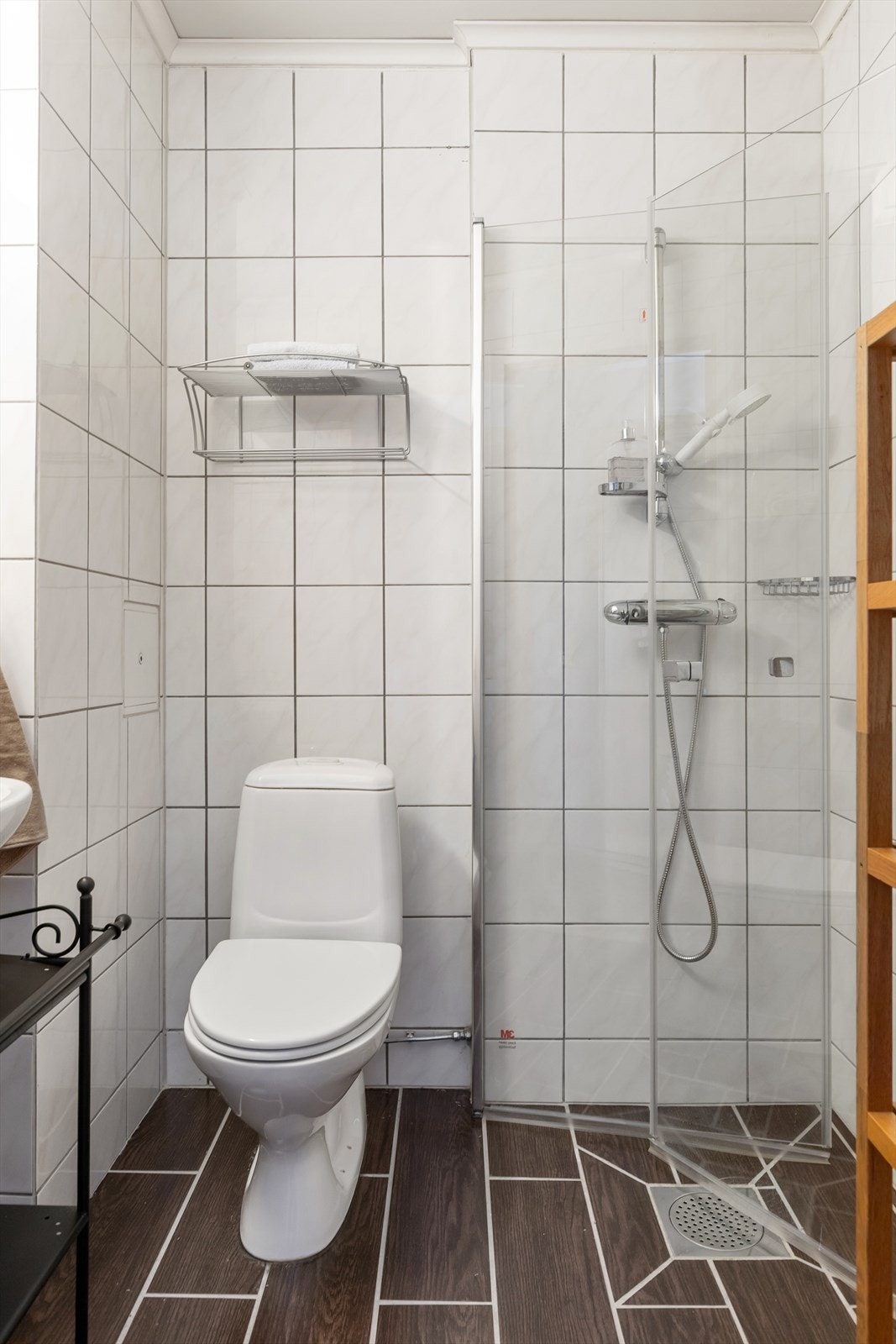 Også badet i 2. etasje ble oppgradert i ca. 2004 (i følge huseier) og har flislagt gulv med gulvvarme. Galleribilde