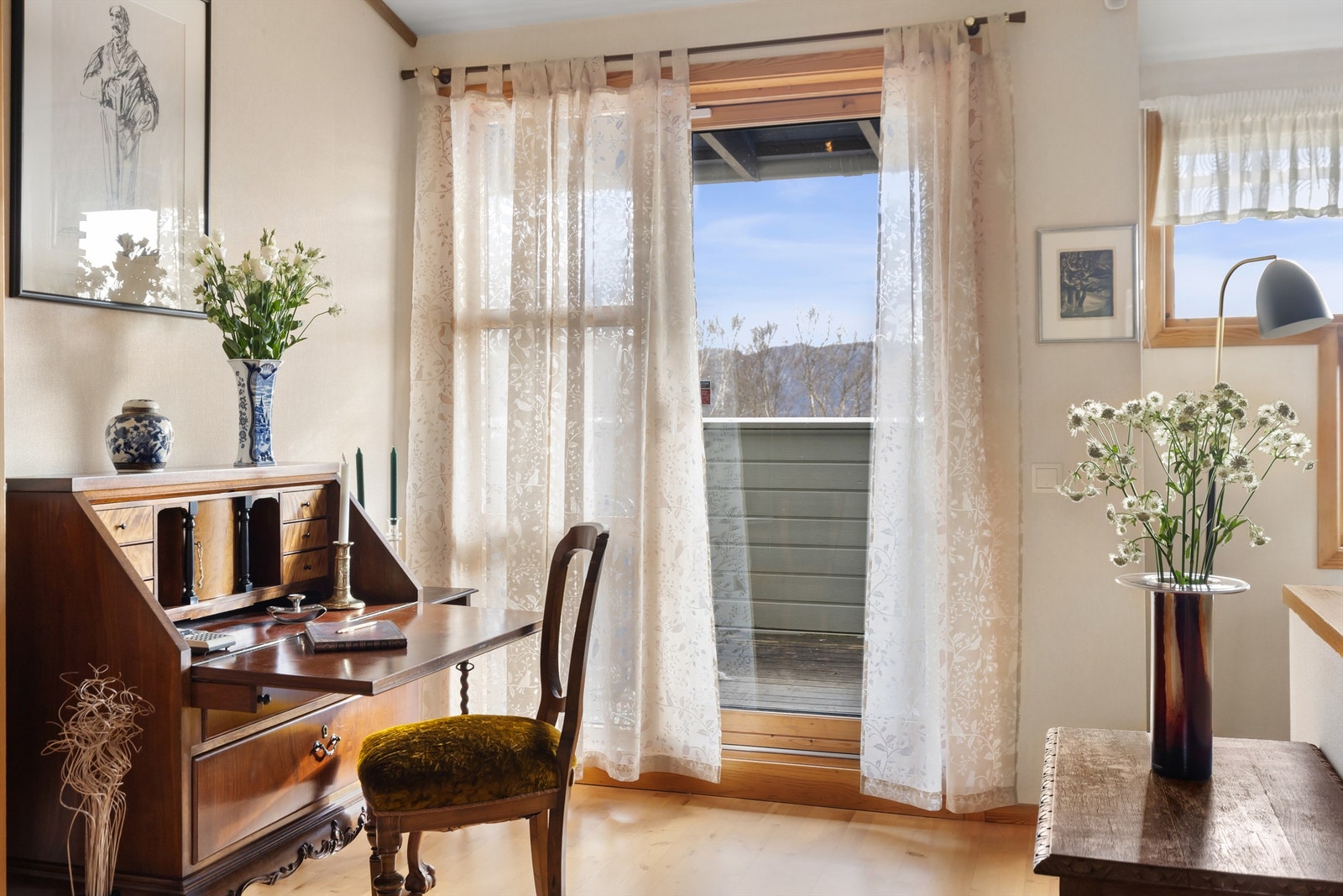 Fra stuen er det direkte utgang til en solrik balkong på 6 m². Galleribilde