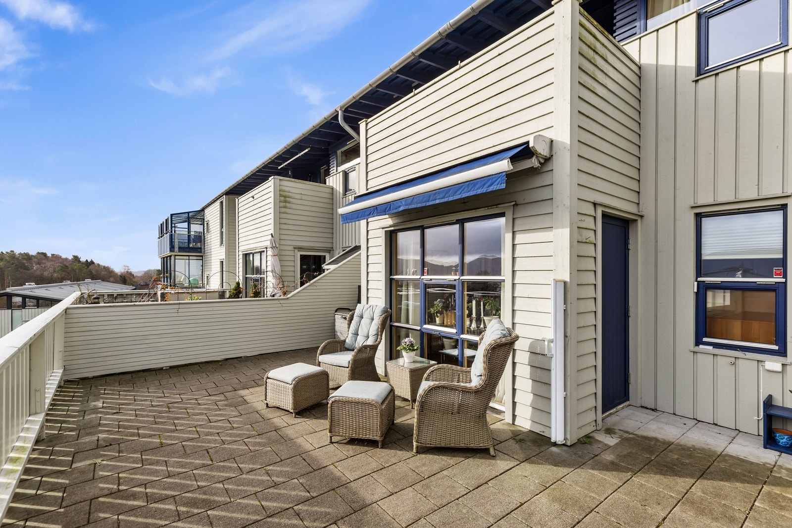Totalt disponerer leiligheten 59 m² med terrasse- og balkongareal, fordelt på flere soner, slik at du kan nyte solen fra morgen til kveld. Galleribilde