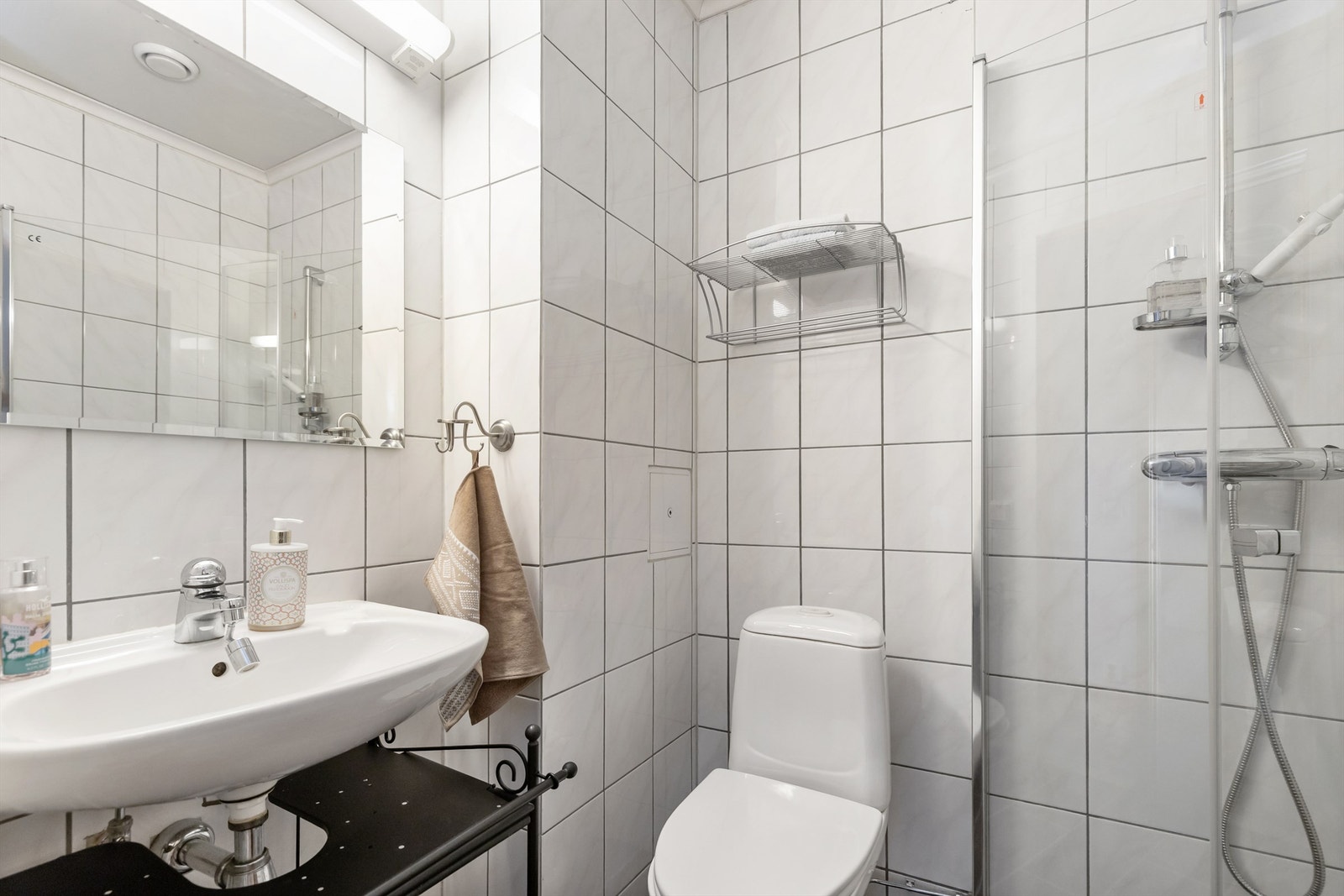 Badet er utstyrt med oppgradert dusjhjørne, servant og toalett, samt mekanisk avtrekk. Galleribilde