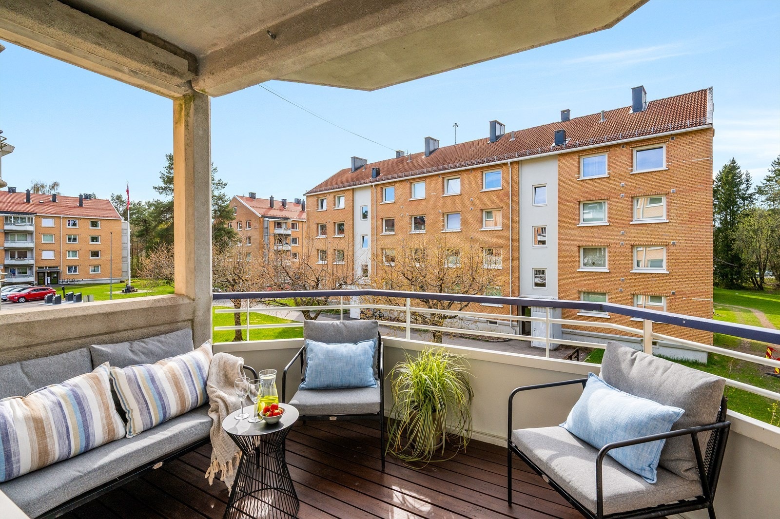 Fra stuen er det utgang til en vestvendt balkong på 7m² omkranset av idylliske kirsebærtrær! Galleribilde