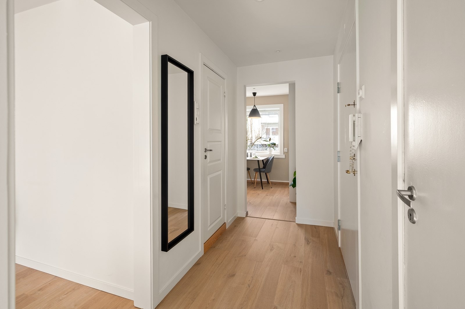 I 2025 ble gangen oppgradert med nye gulv og downlights i tak. Det er lyd- og brannklassifisert entrédør med kikkhull. Galleribilde