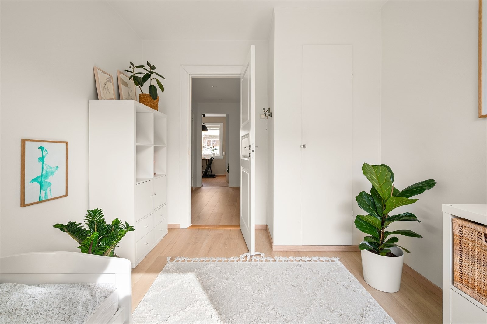 Integrert garderobeskap for oppbevaring. Galleribilde