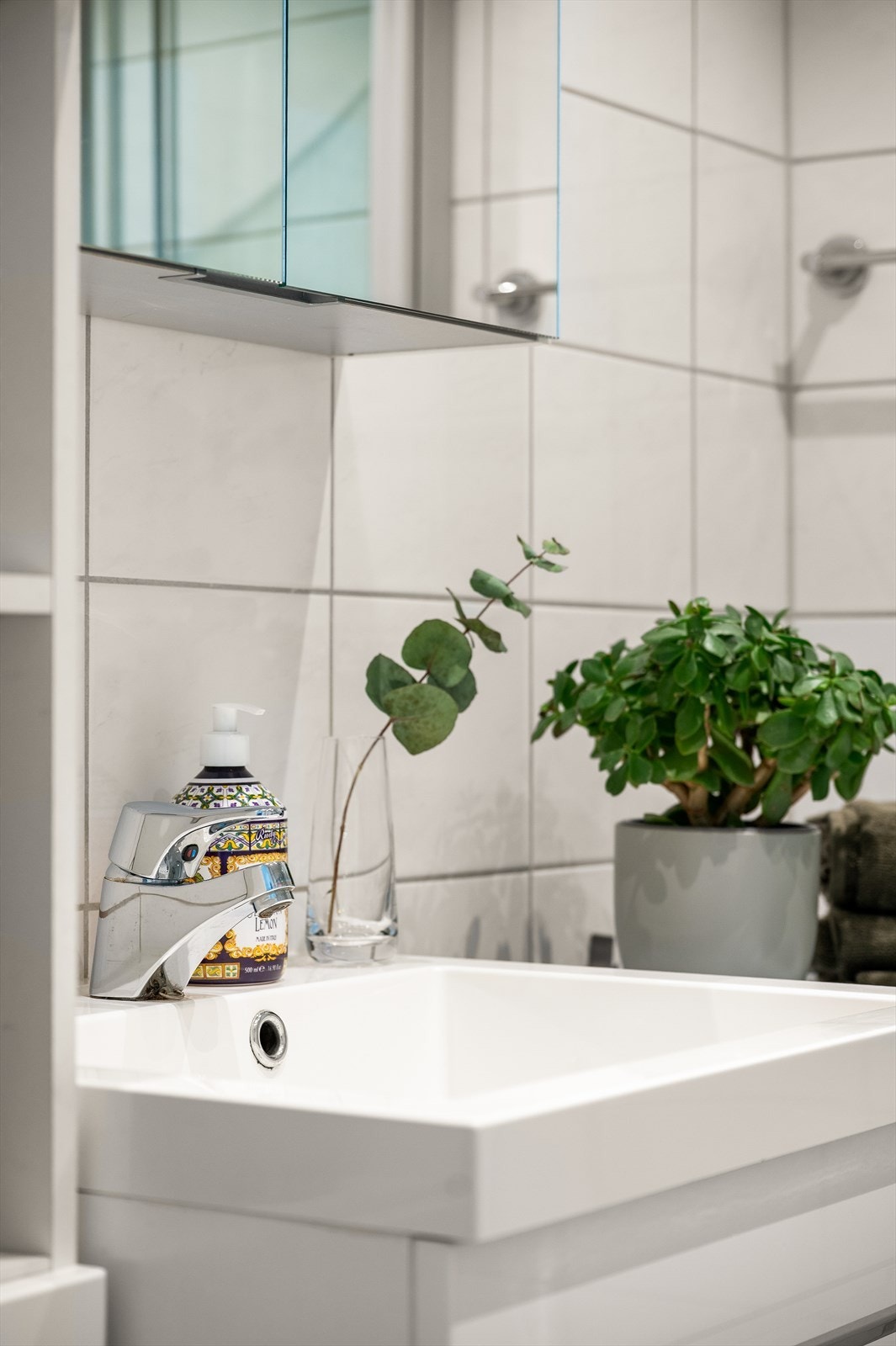 Badet er innredet med klosett, servant med innredning, speilskap og dusjhjørne med svingbare glassdører. Galleribilde