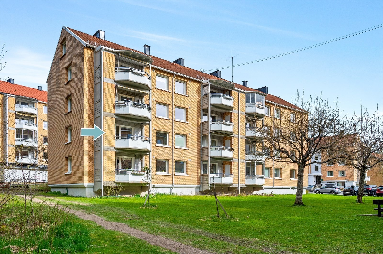 P-plass kan leies av borettslaget for kr 200,- ihht til opplysningene på vibbo. Det er også mulighet for elbil lader på parkeringsplassene. Borettslaget har 211 parkeringsplasser. Galleribilde