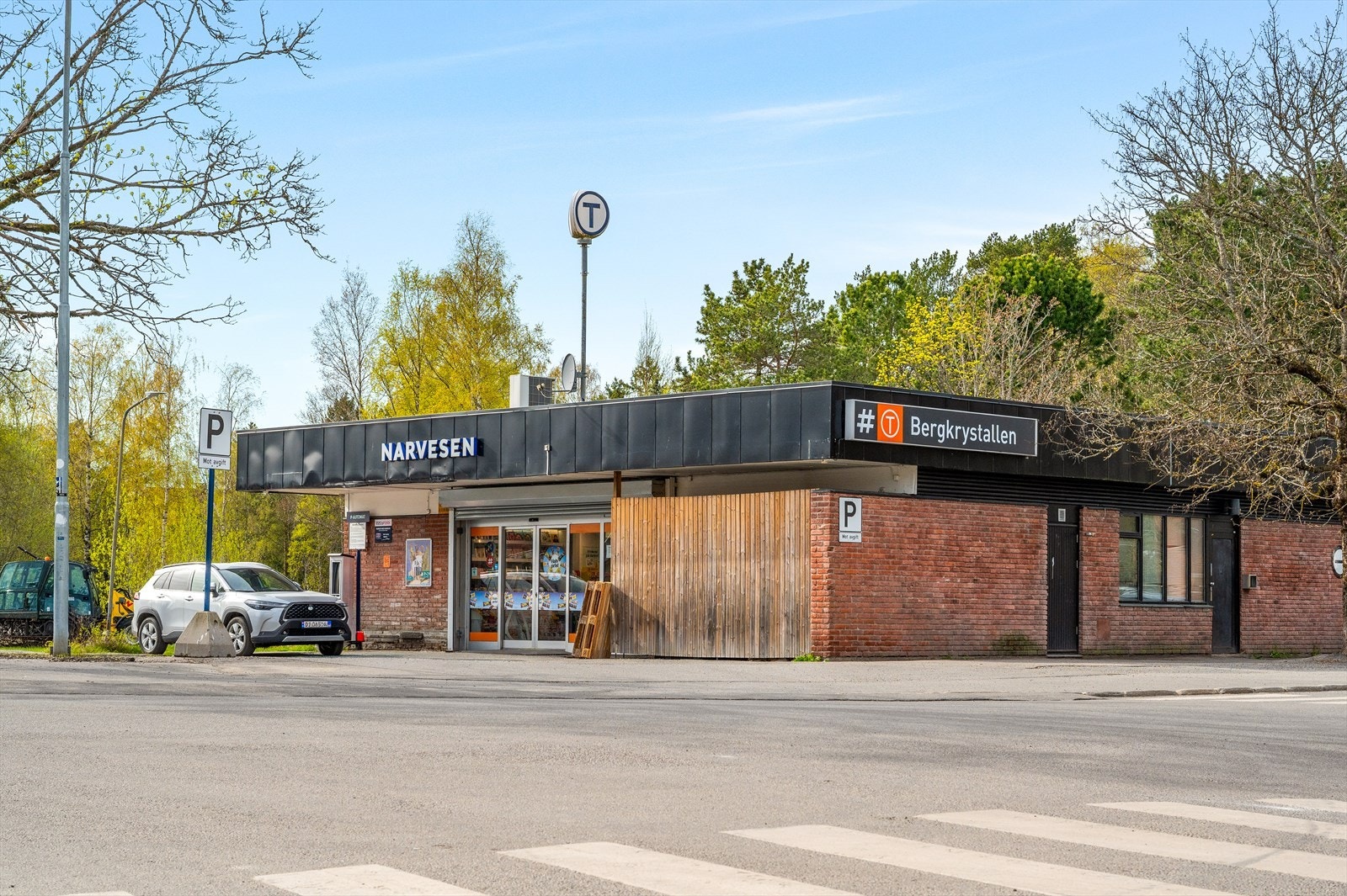 Ca. 3 min å gå til Bergkrystallen t-bane som tar deg til Oslo S på 20 minutter. Galleribilde