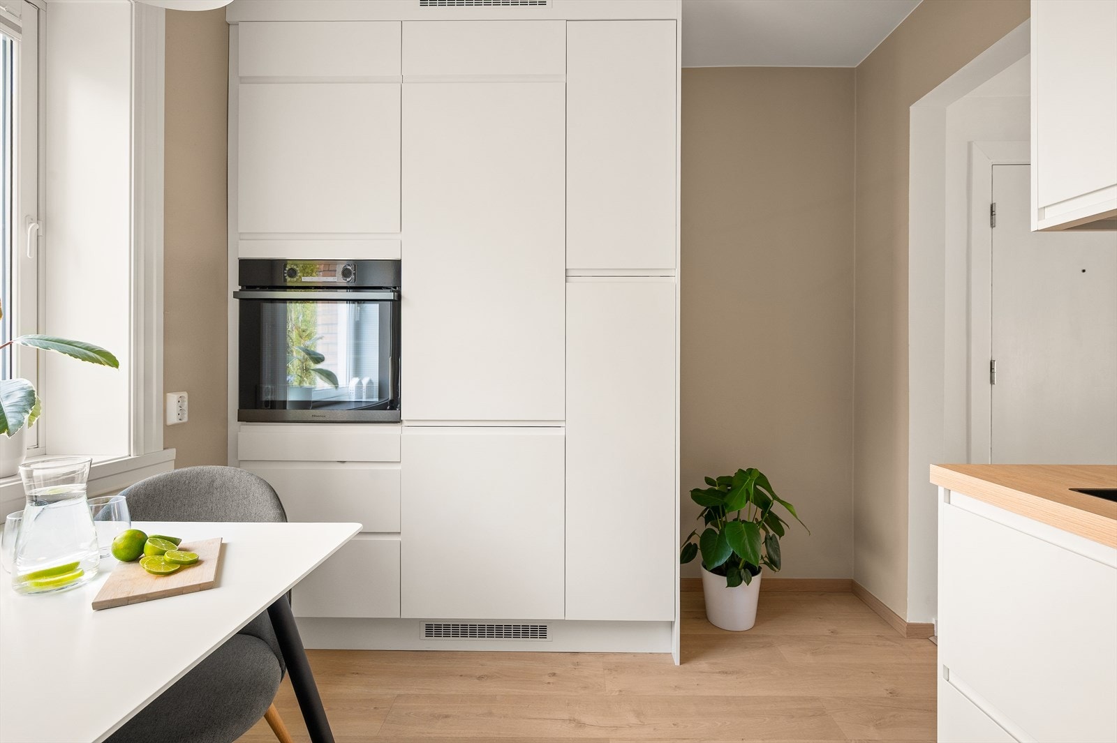 Integrert induksjonstopp, stekeovn, oppvaskmaskin og kjøl/fryseskap fra Elkjøp. Galleribilde