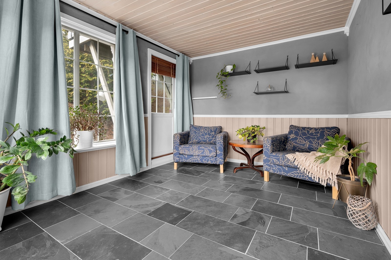 Plass til sofa, bord og tv. Direkte adgang til terrasse. Galleribilde