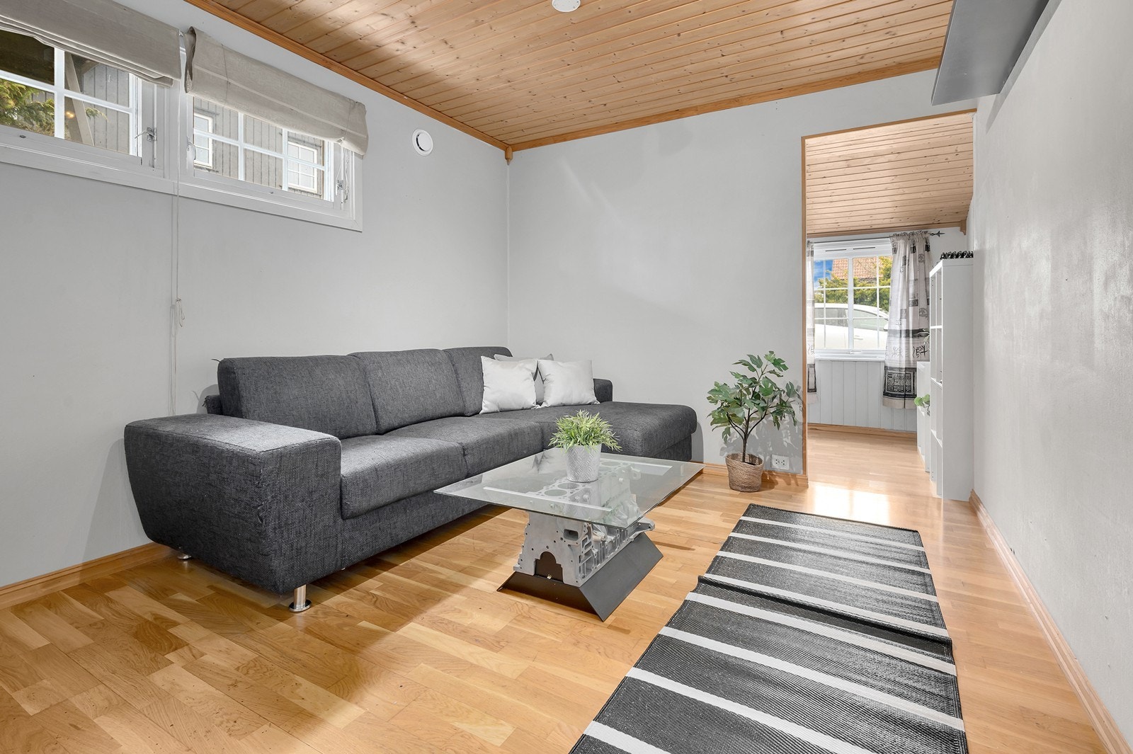 Soverom nr. 4 med plass til seng, garderobe og skrivebord. Direkte adgang til innredet rom. Galleribilde
