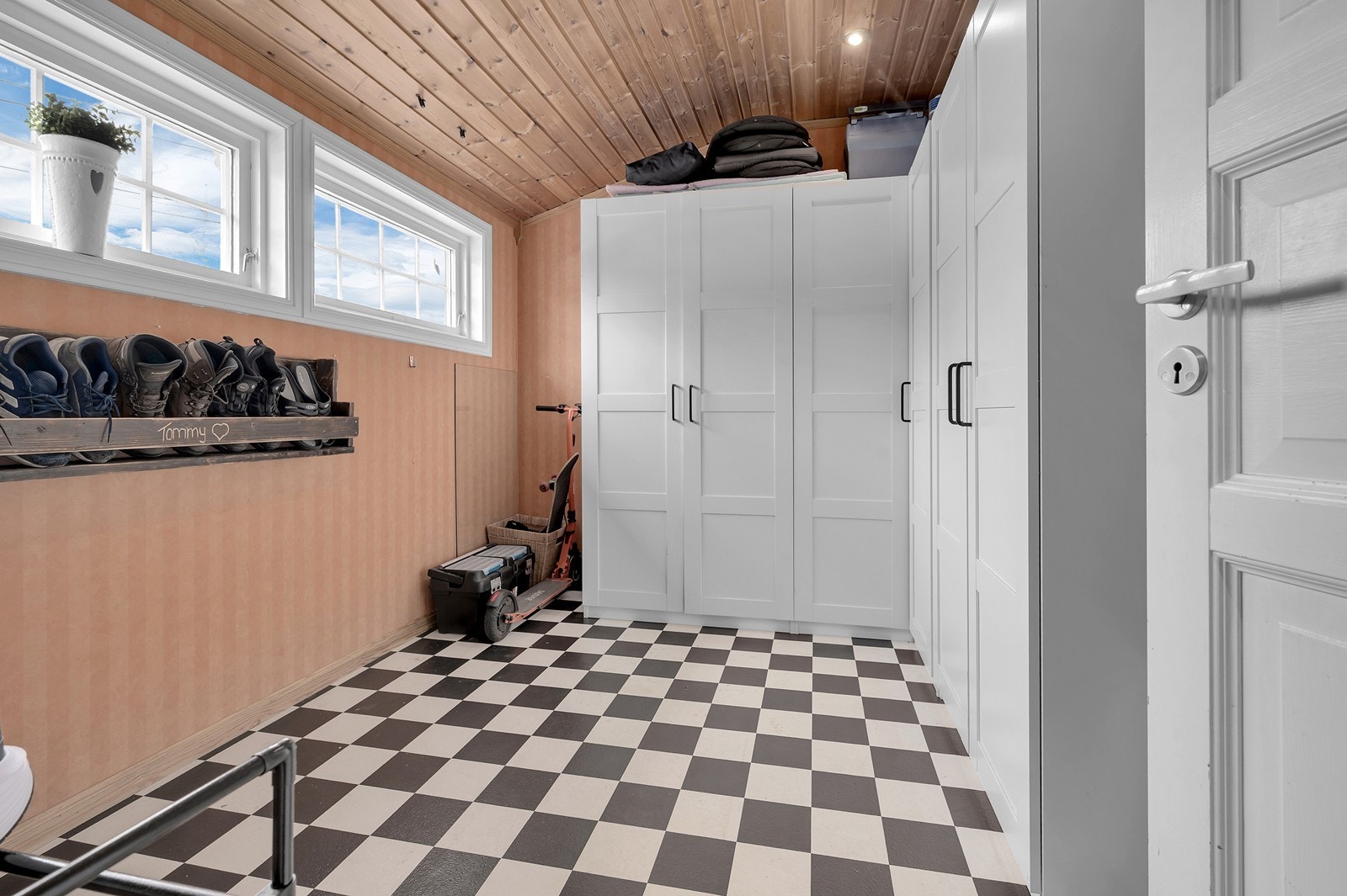 Garderobe nr. 2. Her har du gode lagringsmuligheter for hele storfamilien. Galleribilde