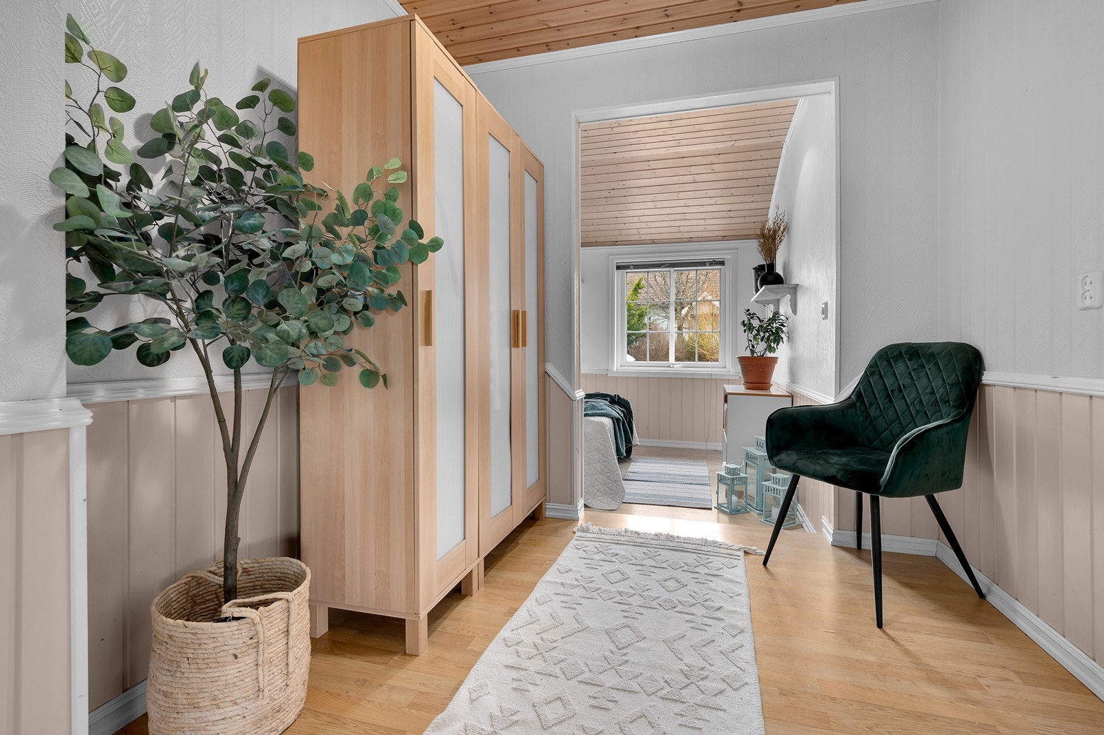 Garderobe. Direkte adgang til innredet rom. Galleribilde