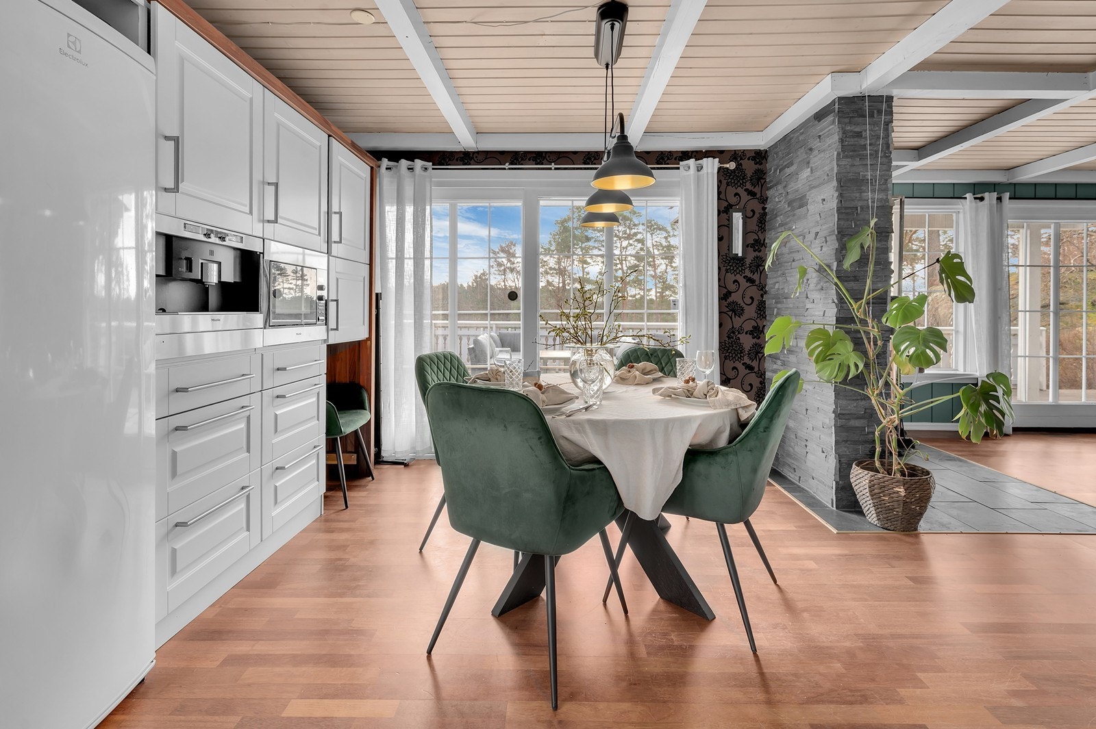 Kjøkken og stue med store vindusflater og flott utsyn. Galleribilde