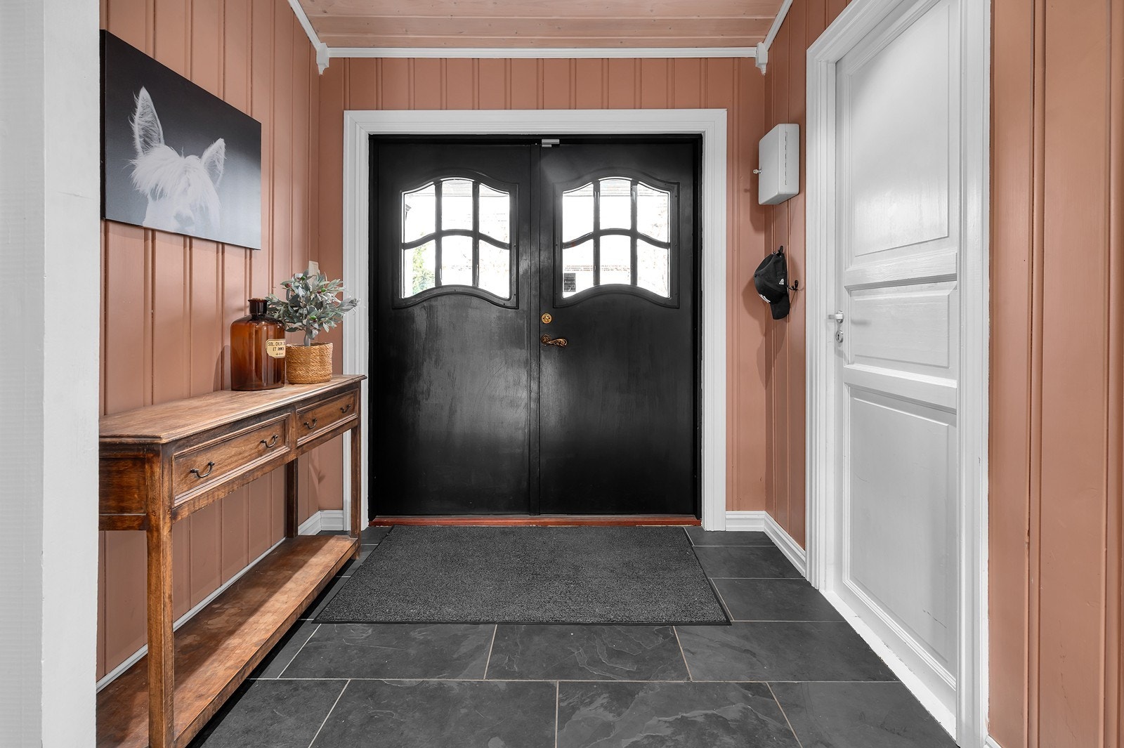 God plass til å ta av seg yttertøyet i gangen. Velkommen inn! Galleribilde