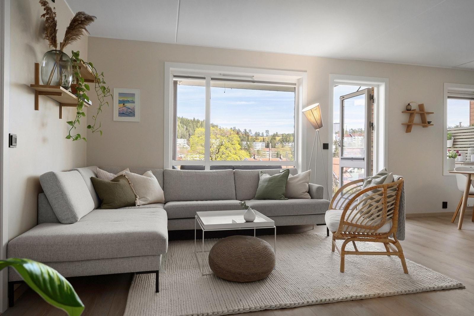 Fra stuen er det utgang til en flott terrasse som strekker seg langs hele leiligheten Galleribilde