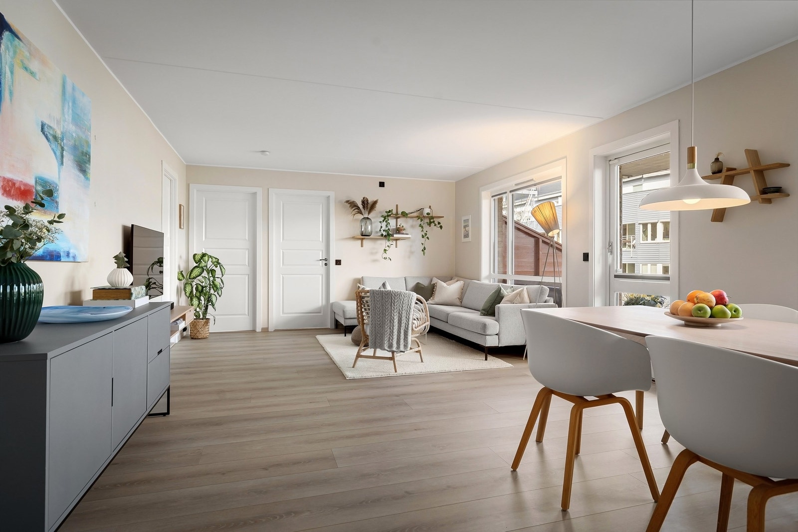 Her er det god plass til både sofa med tilhørende salongbord, tv-seksjon og spisebord med plass til en stor familie eller mange gjester Galleribilde